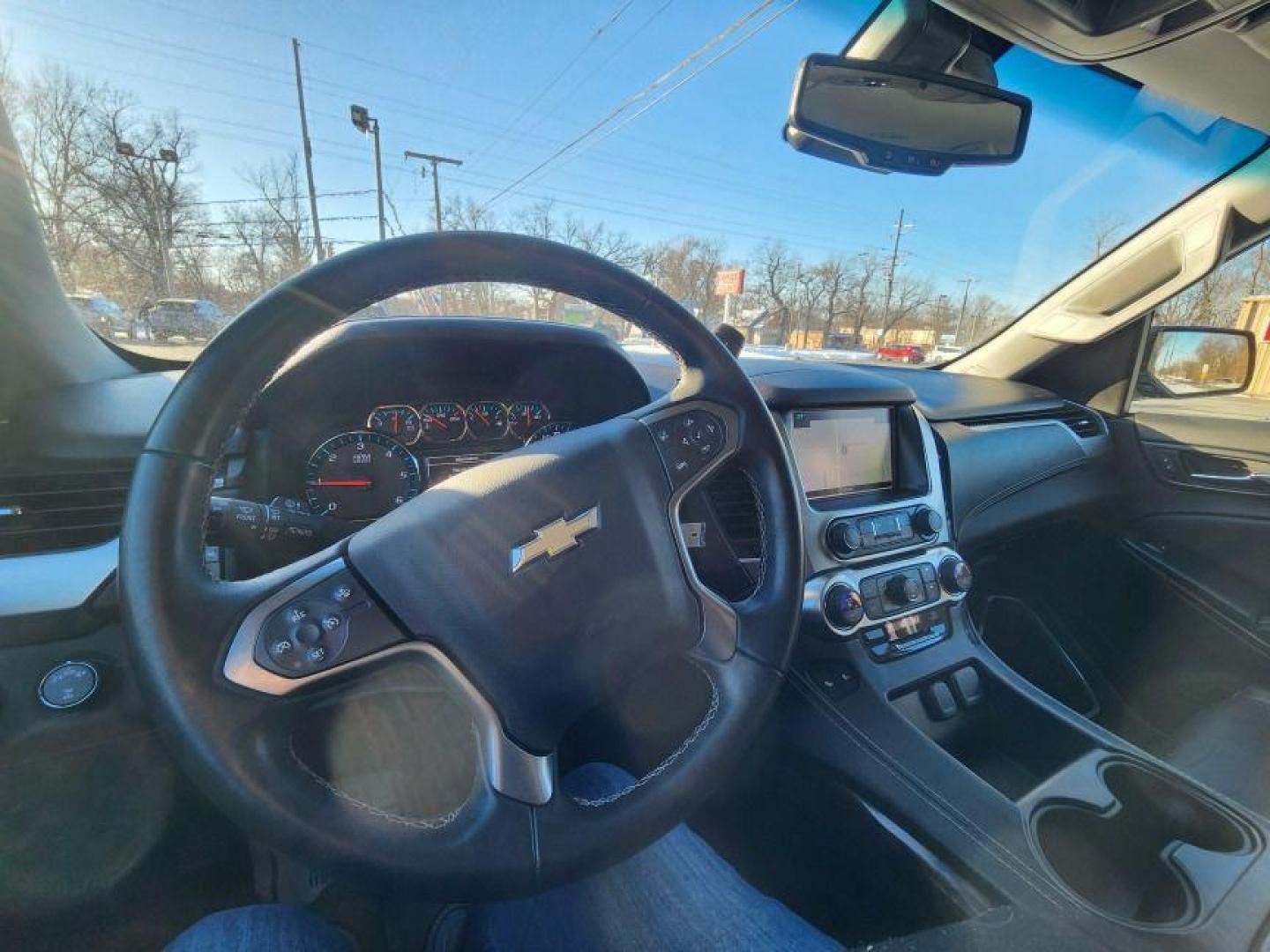 2017 SILVER /Ebony CHEVROLET SUBURBAN 1500 LT - 4WD (1GNSKHKC1HR) with an 5.3L engine, Automatic transmission, located at 101 S. Halleck St., DeMotte, 46310, (219) 987-2922, 41.202343, -87.198189 - Photo#11