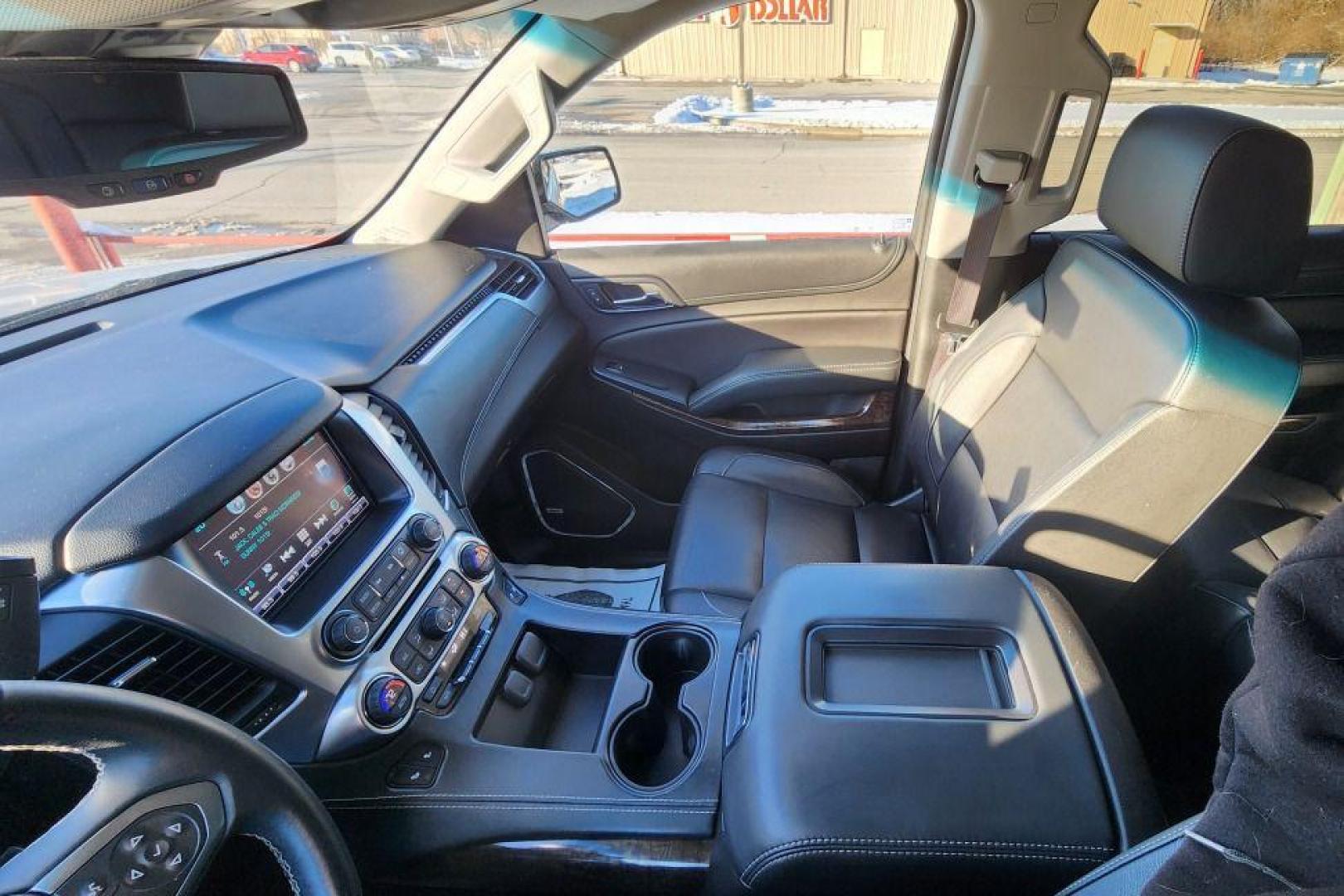 2017 SILVER /Ebony CHEVROLET SUBURBAN 1500 LT - 4WD (1GNSKHKC1HR) with an 5.3L engine, Automatic transmission, located at 101 S. Halleck St., DeMotte, 46310, (219) 987-2922, 41.202343, -87.198189 - Photo#12