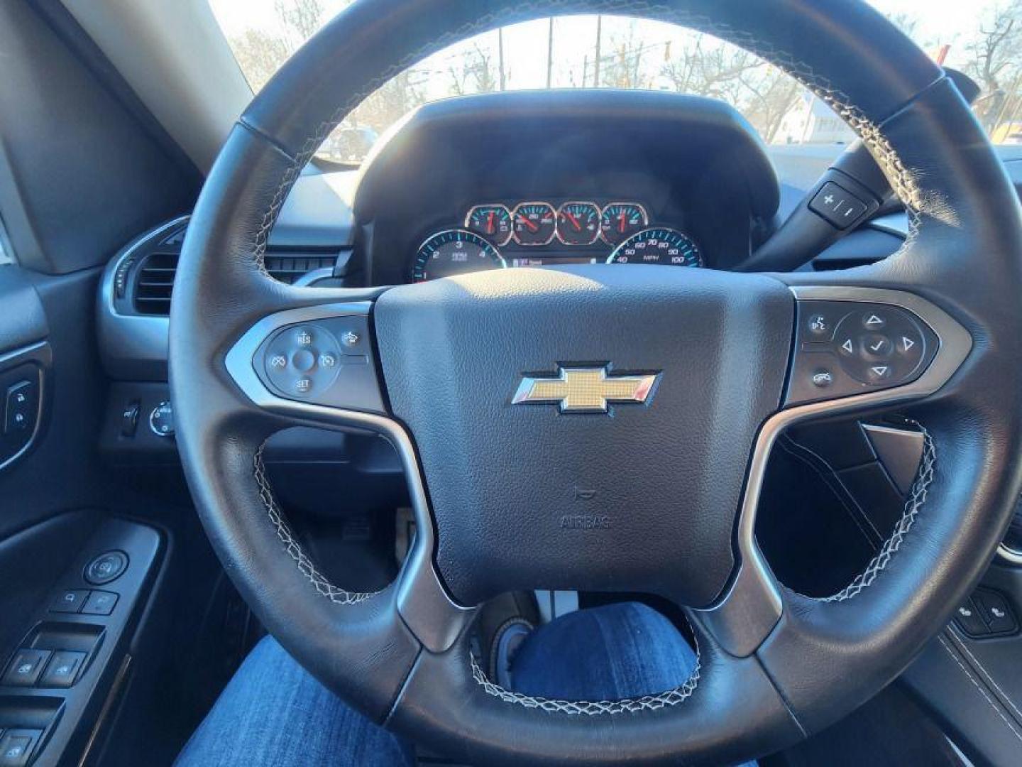 2017 SILVER /Ebony CHEVROLET SUBURBAN 1500 LT - 4WD (1GNSKHKC1HR) with an 5.3L engine, Automatic transmission, located at 101 S. Halleck St., DeMotte, 46310, (219) 987-2922, 41.202343, -87.198189 - Photo#14