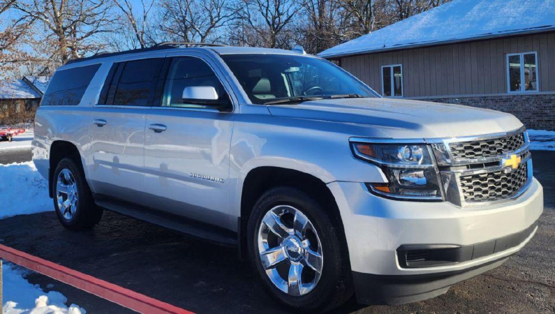 2017 SILVER /Ebony CHEVROLET SUBURBAN 1500 LT - 4WD (1GNSKHKC1HR) with an 5.3L engine, Automatic transmission, located at 101 S. Halleck St., DeMotte, 46310, (219) 987-2922, 41.202343, -87.198189 - Photo#1