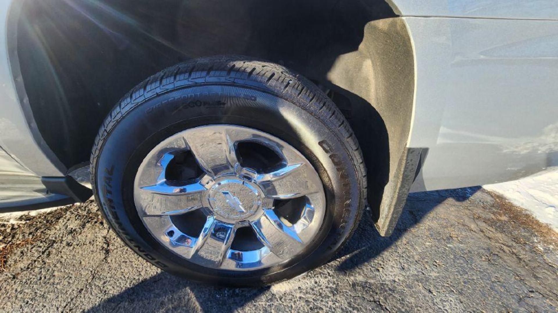 2017 SILVER /Ebony CHEVROLET SUBURBAN 1500 LT - 4WD (1GNSKHKC1HR) with an 5.3L engine, Automatic transmission, located at 101 S. Halleck St., DeMotte, 46310, (219) 987-2922, 41.202343, -87.198189 - Photo#25