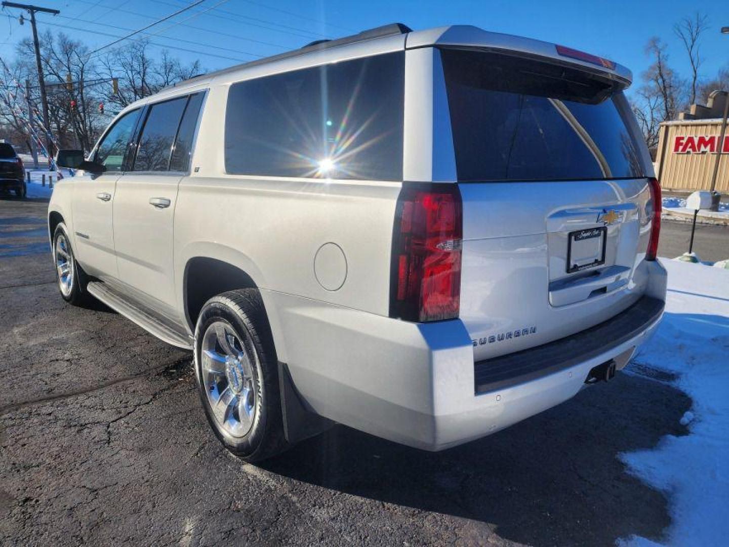 2017 SILVER /Ebony CHEVROLET SUBURBAN 1500 LT - 4WD (1GNSKHKC1HR) with an 5.3L engine, Automatic transmission, located at 101 S. Halleck St., DeMotte, 46310, (219) 987-2922, 41.202343, -87.198189 - Photo#2