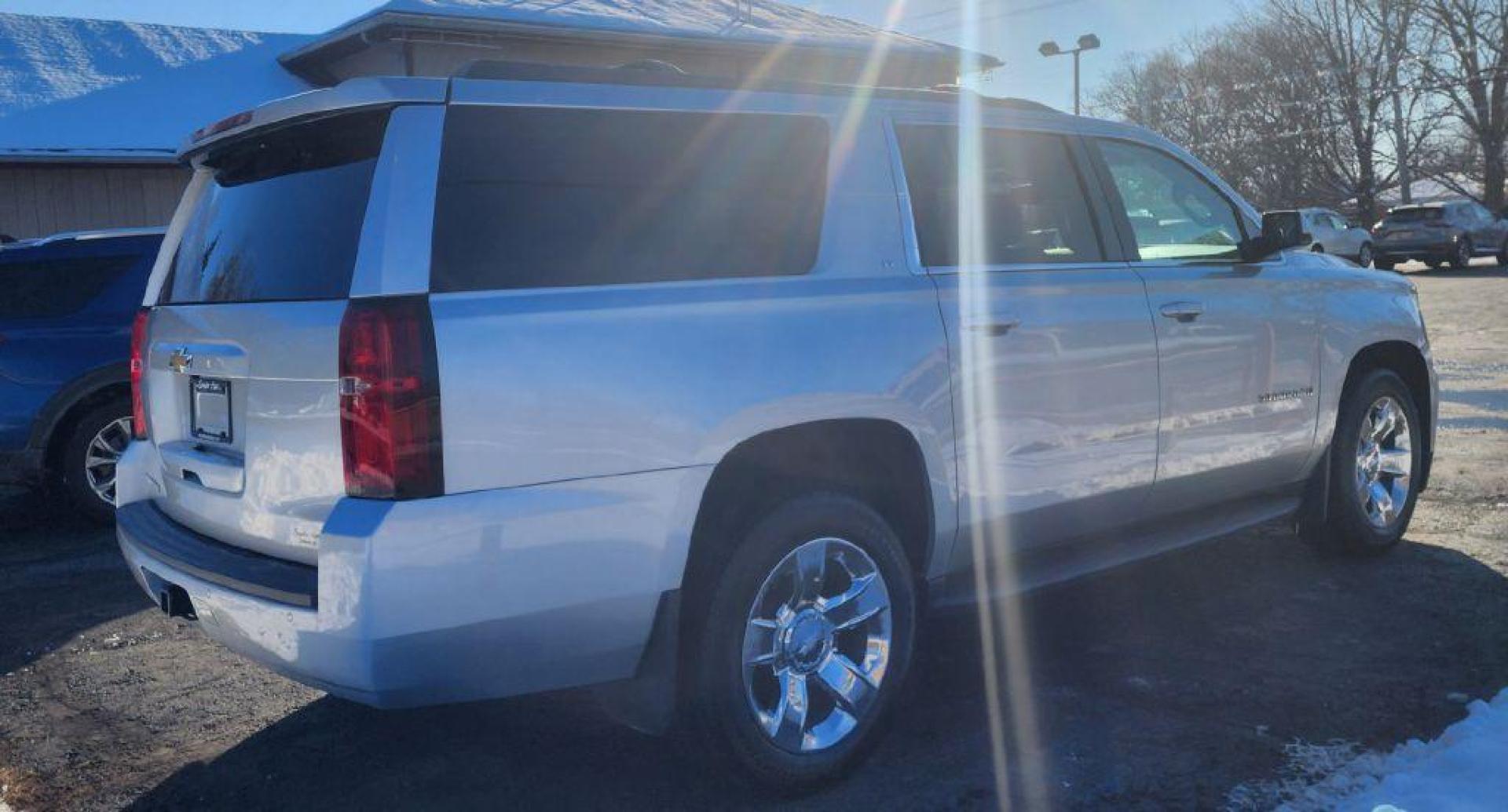 2017 SILVER /Ebony CHEVROLET SUBURBAN 1500 LT - 4WD (1GNSKHKC1HR) with an 5.3L engine, Automatic transmission, located at 101 S. Halleck St., DeMotte, 46310, (219) 987-2922, 41.202343, -87.198189 - Photo#4