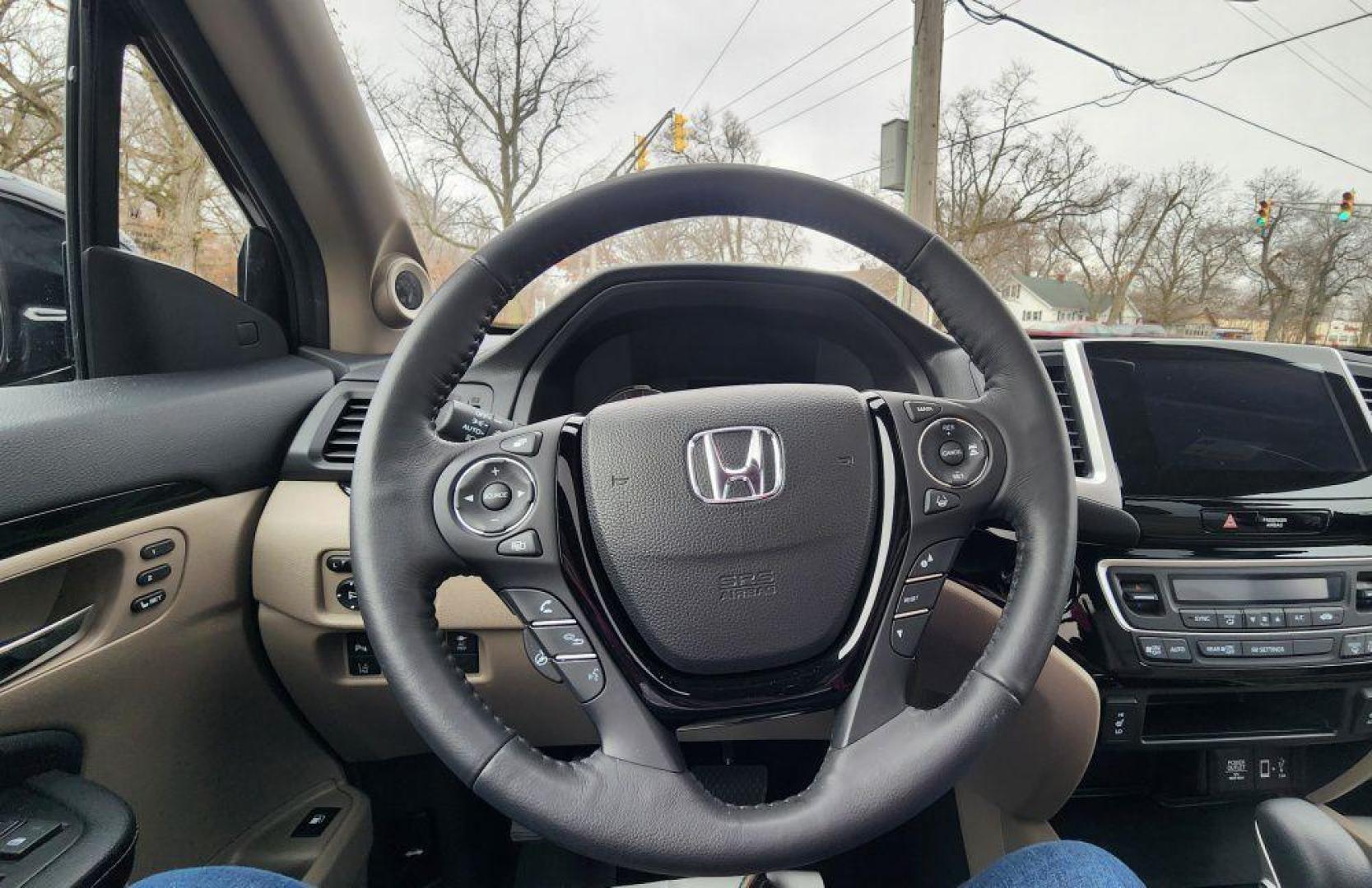 2018 BURGUN /Beige HONDA RIDGELINE RTL - AWD (5FPYK3F71JB) with an 3.5L engine, Automatic transmission, located at 101 S. Halleck St., DeMotte, 46310, (219) 987-2922, 41.202343, -87.198189 - Photo#11