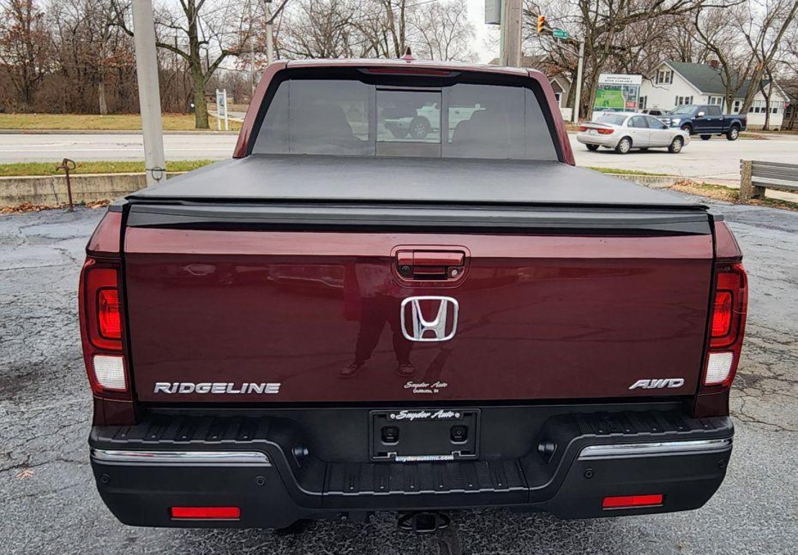 2018 BURGUN /Beige HONDA RIDGELINE RTL - AWD (5FPYK3F71JB) with an 3.5L engine, Automatic transmission, located at 101 S. Halleck St., DeMotte, 46310, (219) 987-2922, 41.202343, -87.198189 - Photo#4