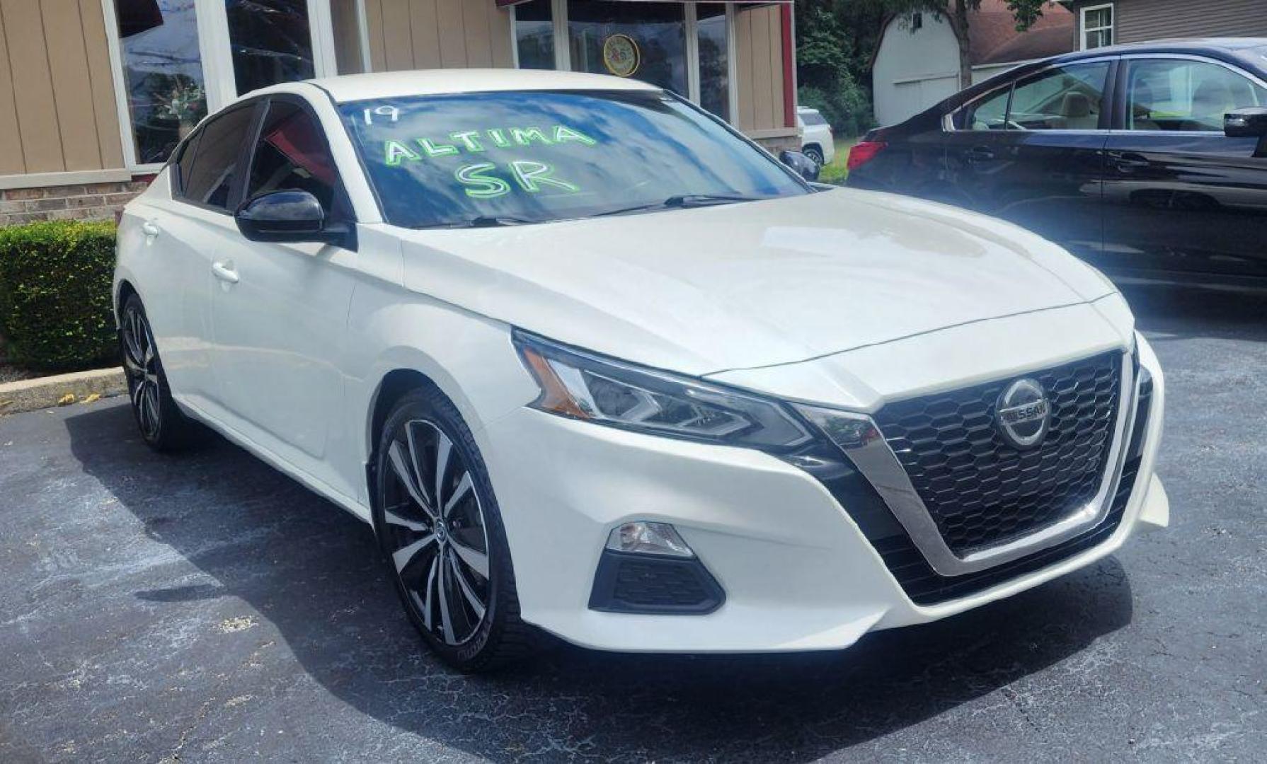 2019 WHITE NISSAN ALTIMA SR - FWD (1N4BL4CV3KC) with an 2.5L engine, Continuously Variable transmission, located at 101 S. Halleck St., DeMotte, 46310, (219) 987-2922, 41.202343, -87.198189 - Photo#1