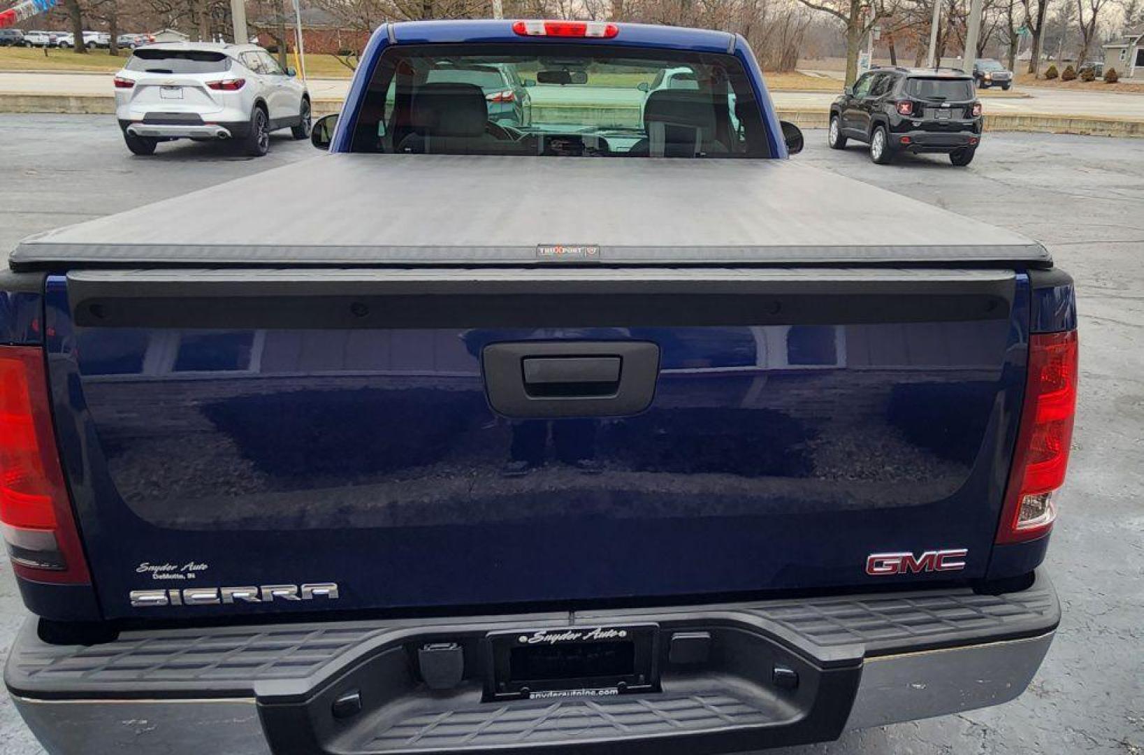 2013 BLUE GMC SIERRA 1500 - RWD (1GTN1TEX3DZ) with an 4.3L engine, Automatic transmission, located at 101 S. Halleck St., DeMotte, 46310, (219) 987-2922, 41.202343, -87.198189 - Photo#5