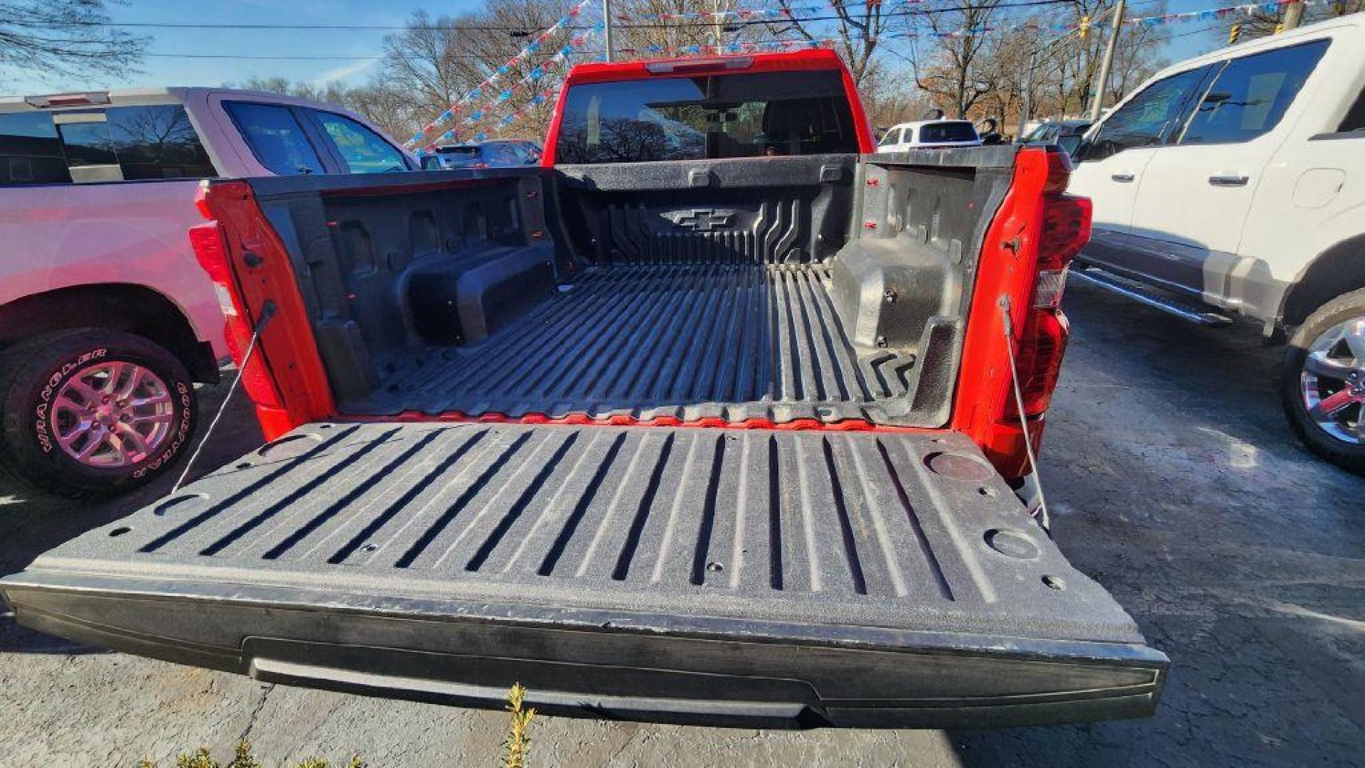 2020 RED CHEVROLET SILVERADO 1500 LT (1GCRYDED2LZ) with an 5.3L engine, Automatic transmission, located at 101 S. Halleck St., DeMotte, 46310, (219) 987-2922, 41.202343, -87.198189 - Photo#25