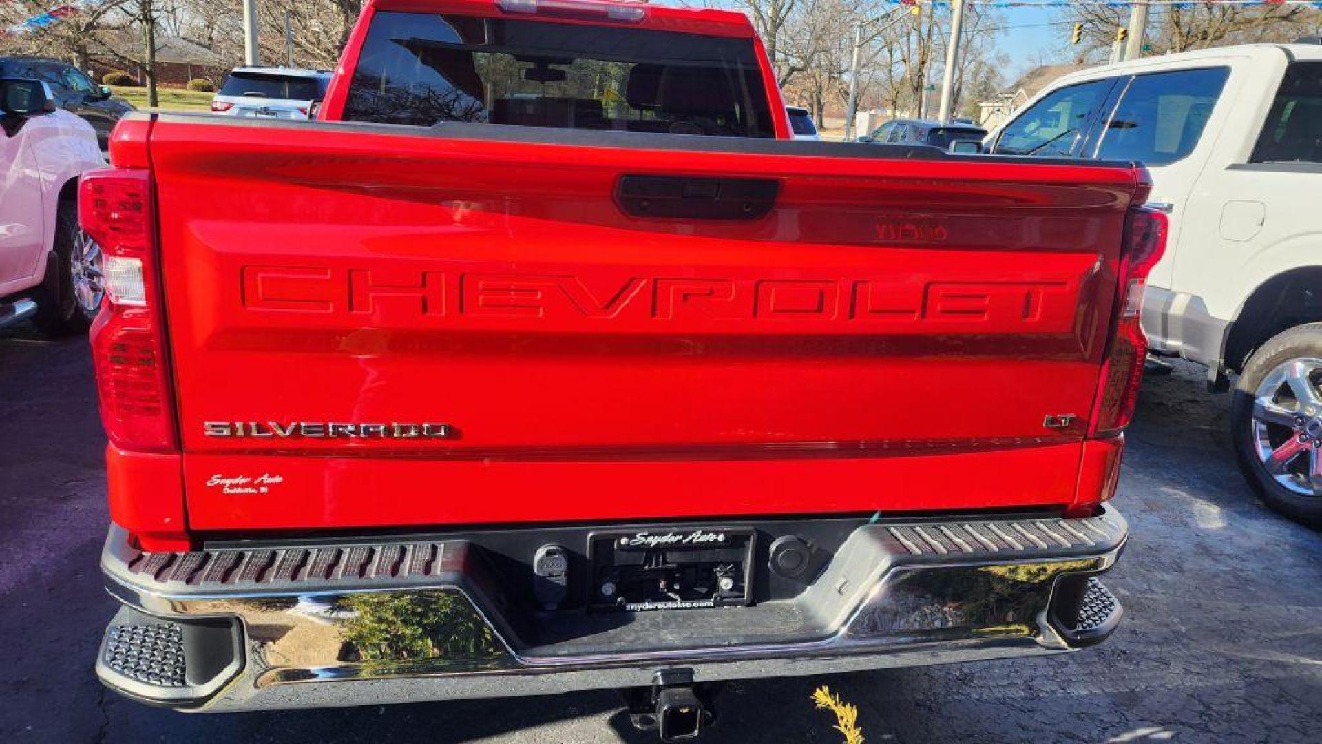 2020 RED CHEVROLET SILVERADO 1500 LT (1GCRYDED2LZ) with an 5.3L engine, Automatic transmission, located at 101 S. Halleck St., DeMotte, 46310, (219) 987-2922, 41.202343, -87.198189 - Photo#4