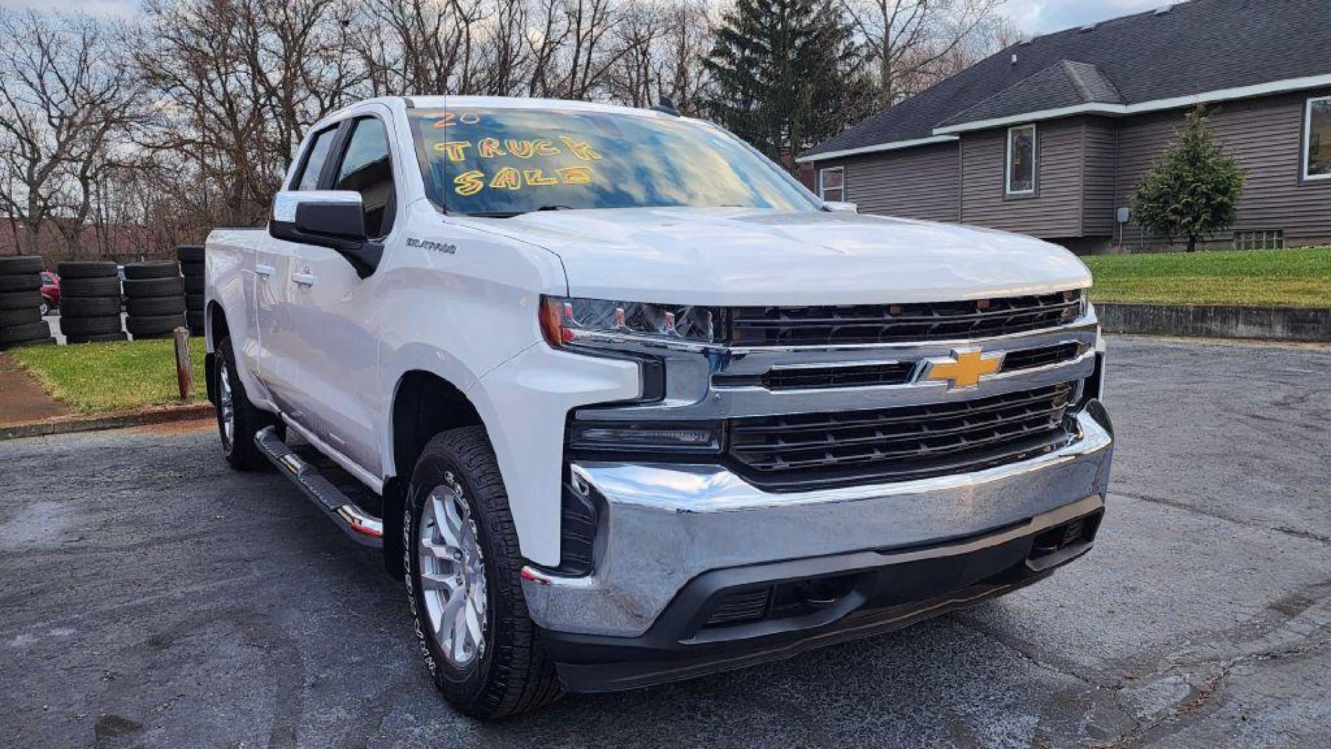 2020 WHITE CHEVROLET SILVERADO 1500 LT (1GCRYDED5LZ) with an 5.3L engine, Automatic transmission, located at 101 S. Halleck St., DeMotte, 46310, (219) 987-2922, 41.202343, -87.198189 - Photo#1