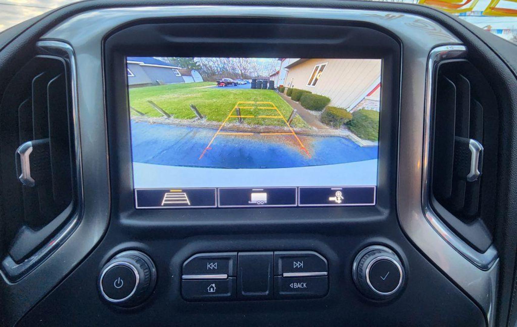 2020 WHITE CHEVROLET SILVERADO 1500 LT (1GCRYDED5LZ) with an 5.3L engine, Automatic transmission, located at 101 S. Halleck St., DeMotte, 46310, (219) 987-2922, 41.202343, -87.198189 - Photo#19