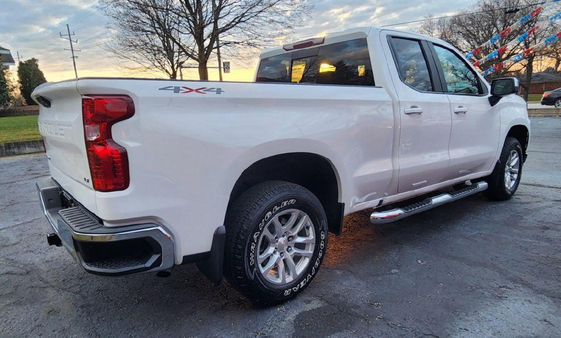 2020 WHITE CHEVROLET SILVERADO 1500 LT (1GCRYDED5LZ) with an 5.3L engine, Automatic transmission, located at 101 S. Halleck St., DeMotte, 46310, (219) 987-2922, 41.202343, -87.198189 - Photo#2