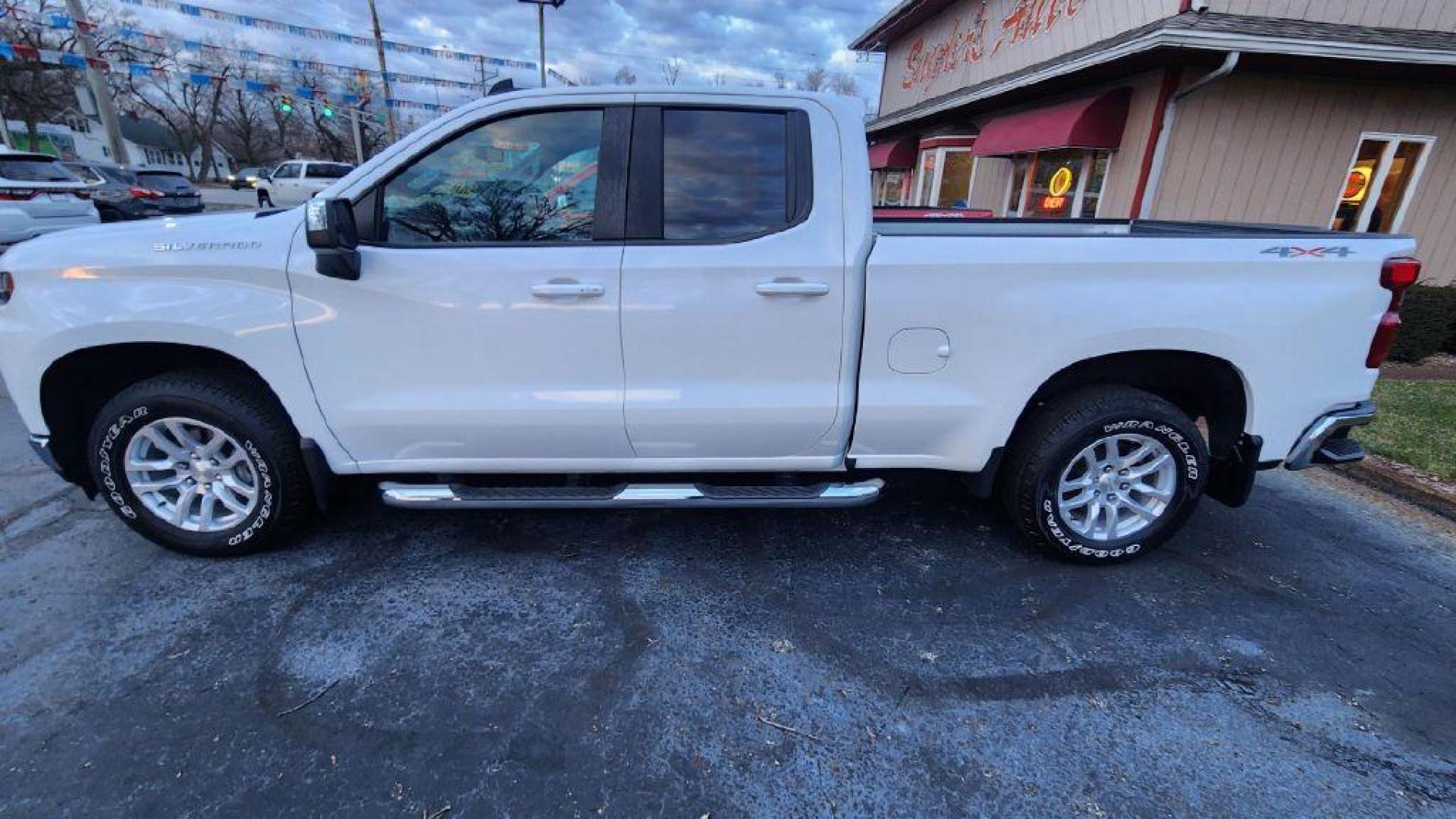 2020 WHITE CHEVROLET SILVERADO 1500 LT (1GCRYDED5LZ) with an 5.3L engine, Automatic transmission, located at 101 S. Halleck St., DeMotte, 46310, (219) 987-2922, 41.202343, -87.198189 - Photo#4