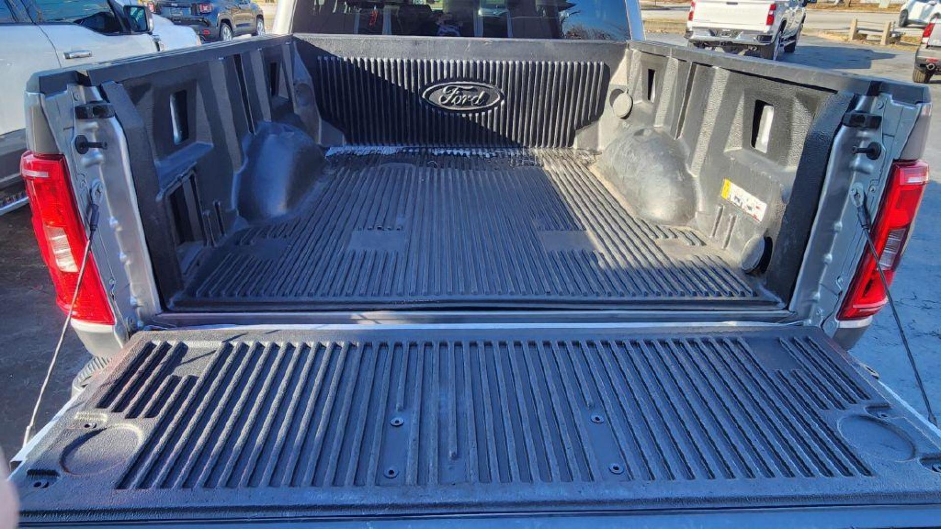 2022 SILVER FORD F150 SUPERCREW XLT (1FTEW1EP3NF) with an 2.7L engine, Automatic transmission, located at 101 S. Halleck St., DeMotte, 46310, (219) 987-2922, 41.202343, -87.198189 - Photo#29