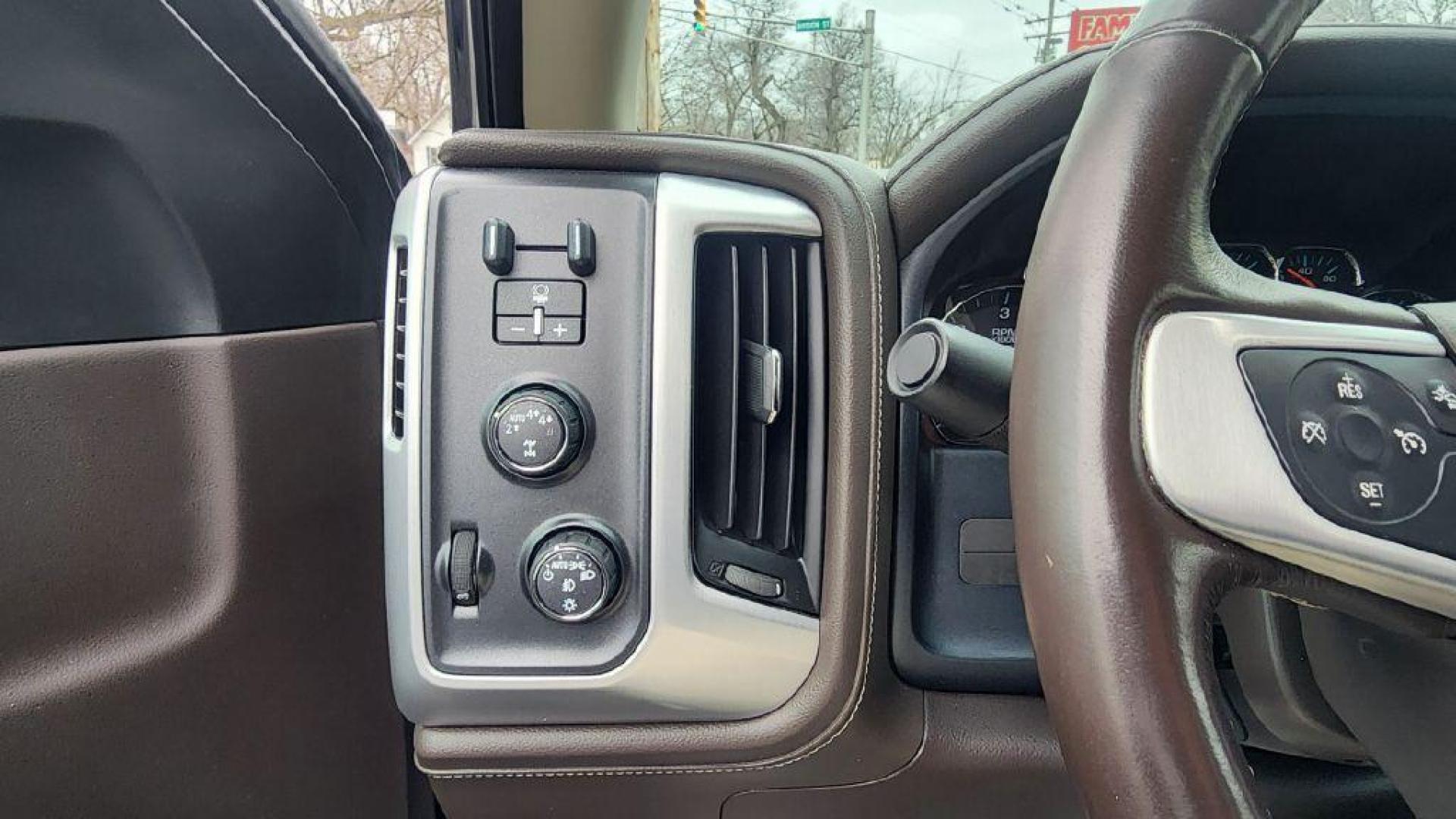 2018 GRAY GMC SIERRA 1500 SLT (3GTU2NECXJG) with an 5.3L engine, Automatic transmission, located at 101 S. Halleck St., DeMotte, 46310, (219) 987-2922, 41.202343, -87.198189 - Photo#17