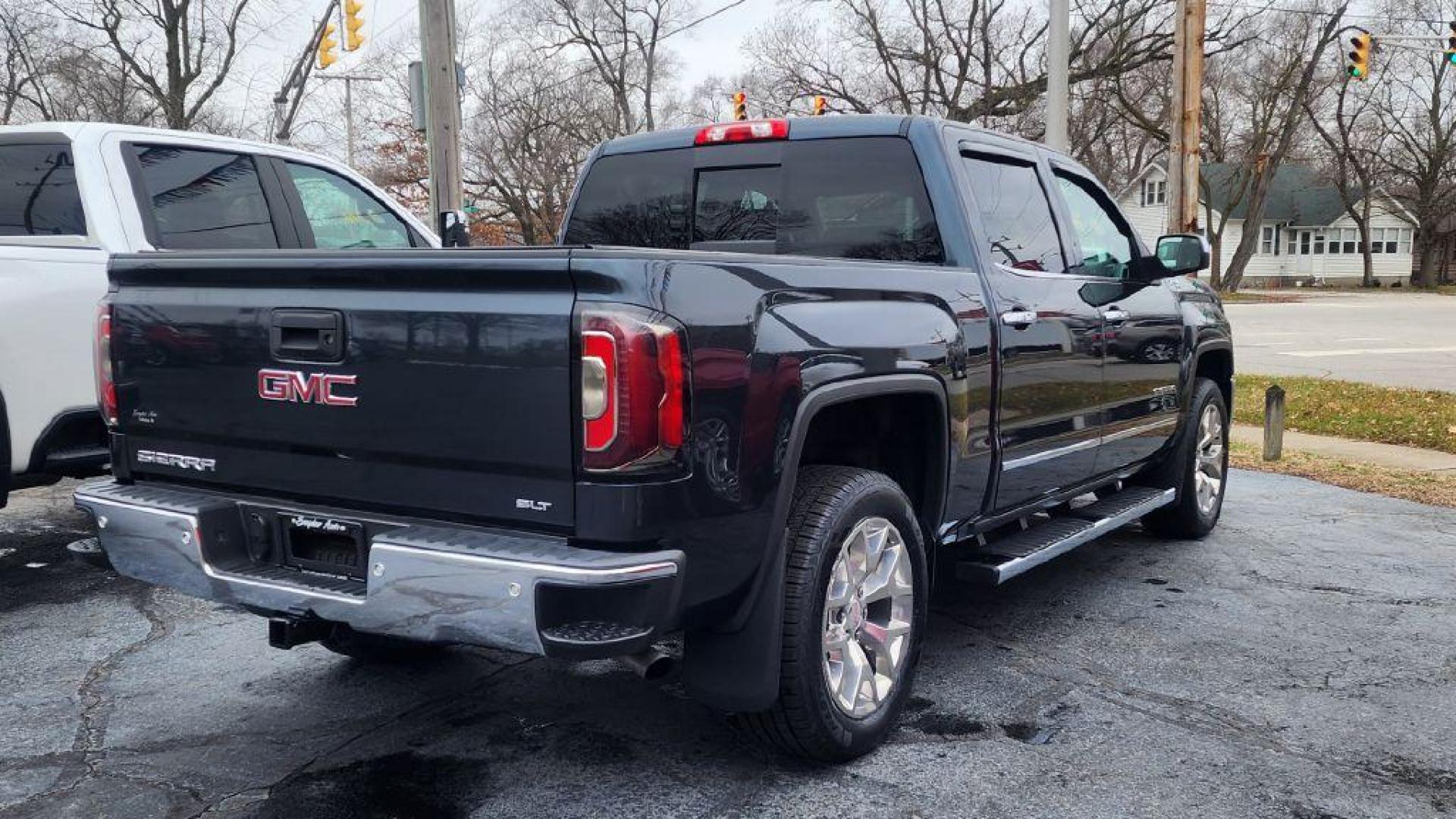 2018 GRAY GMC SIERRA 1500 SLT (3GTU2NECXJG) with an 5.3L engine, Automatic transmission, located at 101 S. Halleck St., DeMotte, 46310, (219) 987-2922, 41.202343, -87.198189 - Photo#2