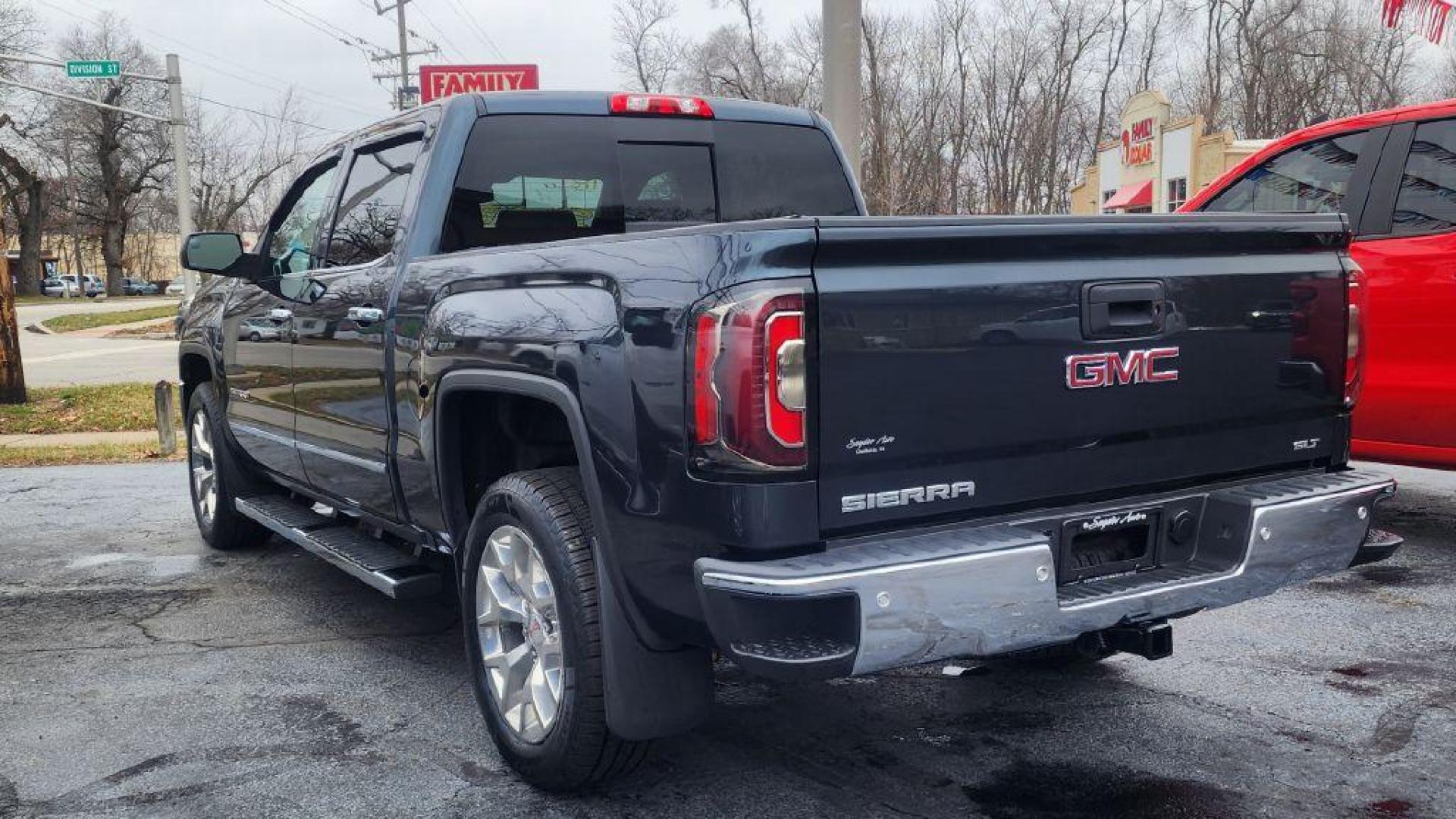 2018 GRAY GMC SIERRA 1500 SLT (3GTU2NECXJG) with an 5.3L engine, Automatic transmission, located at 101 S. Halleck St., DeMotte, 46310, (219) 987-2922, 41.202343, -87.198189 - Photo#3