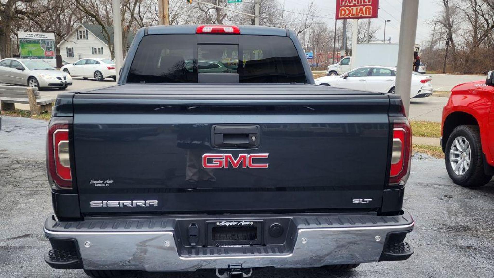 2018 GRAY GMC SIERRA 1500 SLT (3GTU2NECXJG) with an 5.3L engine, Automatic transmission, located at 101 S. Halleck St., DeMotte, 46310, (219) 987-2922, 41.202343, -87.198189 - Photo#4