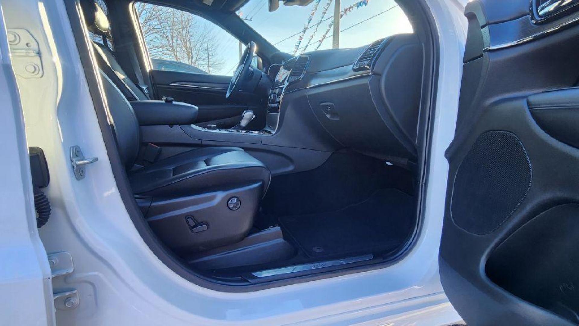 2021 WHITE JEEP GRAND CHEROKEE HIGH ALTITUDE (1C4RJFCG0MC) with an 3.6L engine, Automatic transmission, located at 101 S. Halleck St., DeMotte, 46310, (219) 987-2922, 41.202343, -87.198189 - Photo#7