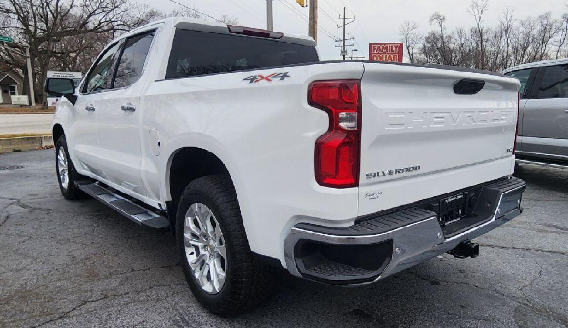 2023 WHITE CHEVROLET SILVERADO 1500 LTZ (2GCUDGED0P1) with an 5.3L engine, Automatic transmission, located at 101 S. Halleck St., DeMotte, 46310, (219) 987-2922, 41.202343, -87.198189 - Photo#3