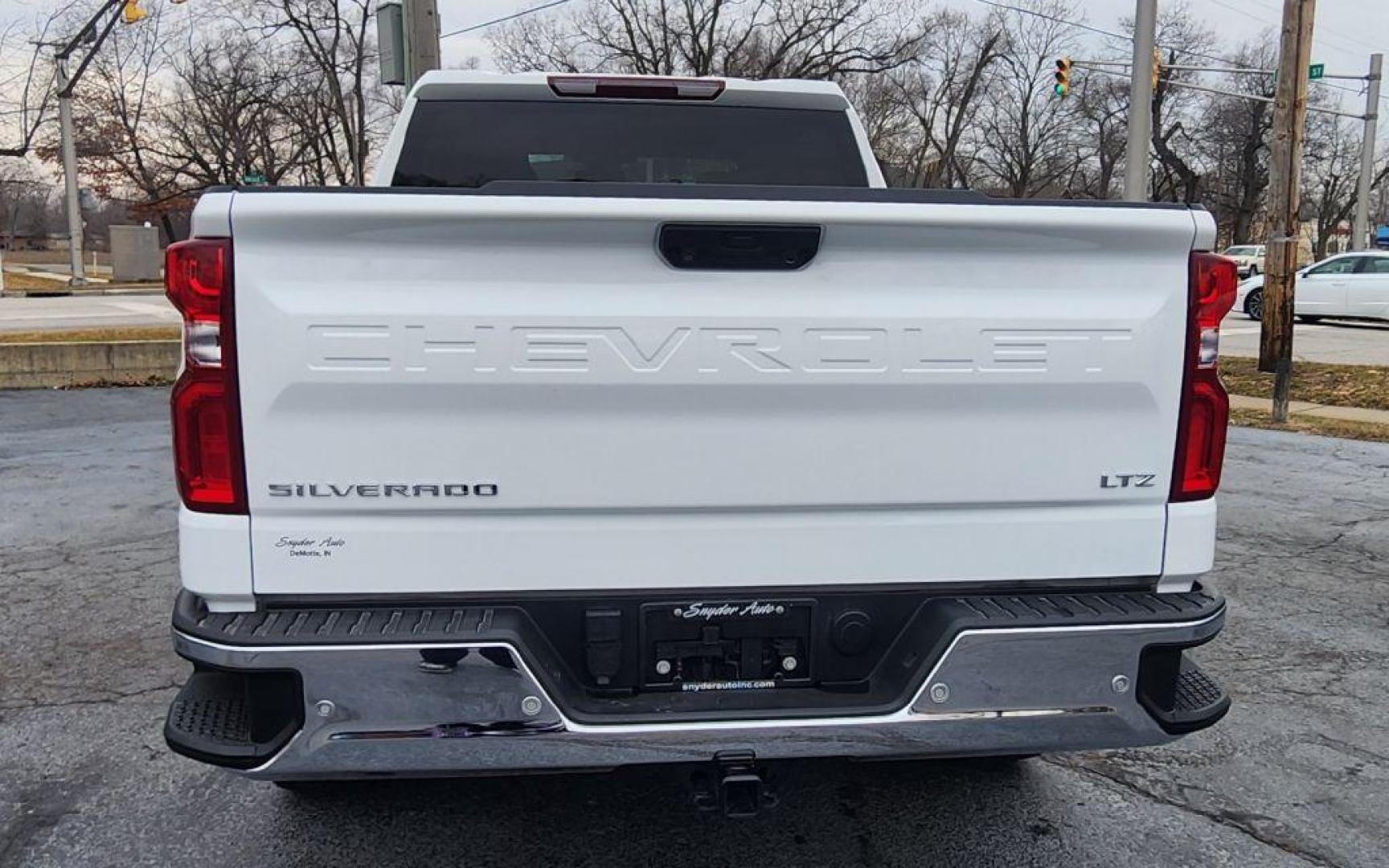 2023 WHITE CHEVROLET SILVERADO 1500 LTZ (2GCUDGED0P1) with an 5.3L engine, Automatic transmission, located at 101 S. Halleck St., DeMotte, 46310, (219) 987-2922, 41.202343, -87.198189 - Photo#4