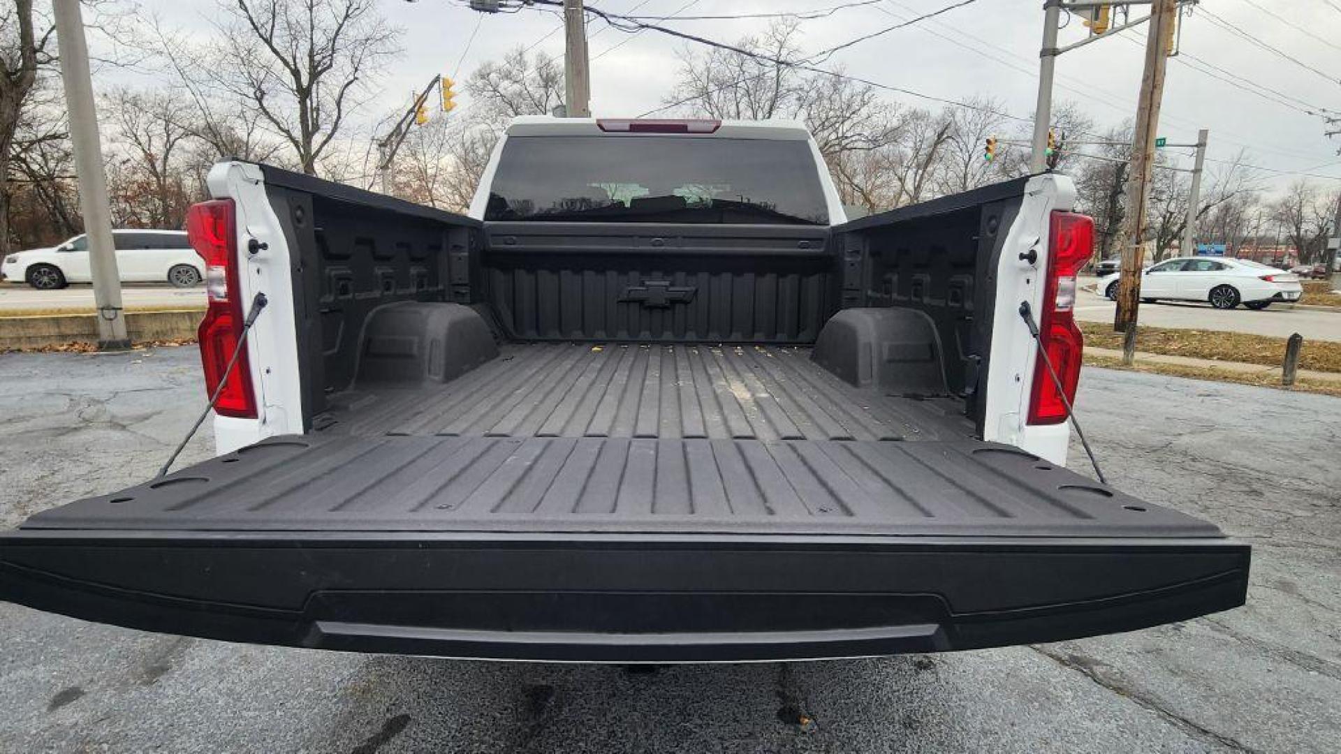 2023 WHITE CHEVROLET SILVERADO 1500 LTZ (2GCUDGED0P1) with an 5.3L engine, Automatic transmission, located at 101 S. Halleck St., DeMotte, 46310, (219) 987-2922, 41.202343, -87.198189 - Photo#5