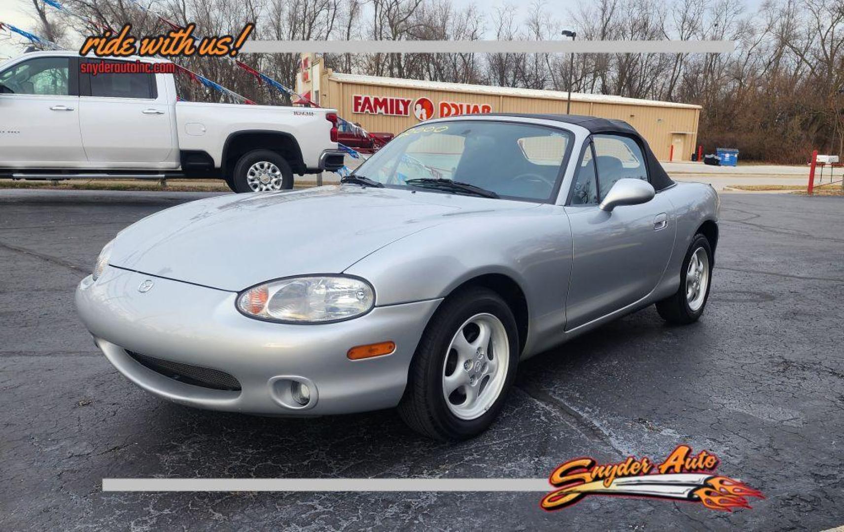 2000 SILVER MAZDA MX-5 MIATA BASE - RWD (JM1NB3535Y0) with an 1.8L engine, Automatic transmission, located at 101 S. Halleck St., DeMotte, 46310, (219) 987-2922, 41.202343, -87.198189 - Photo#0