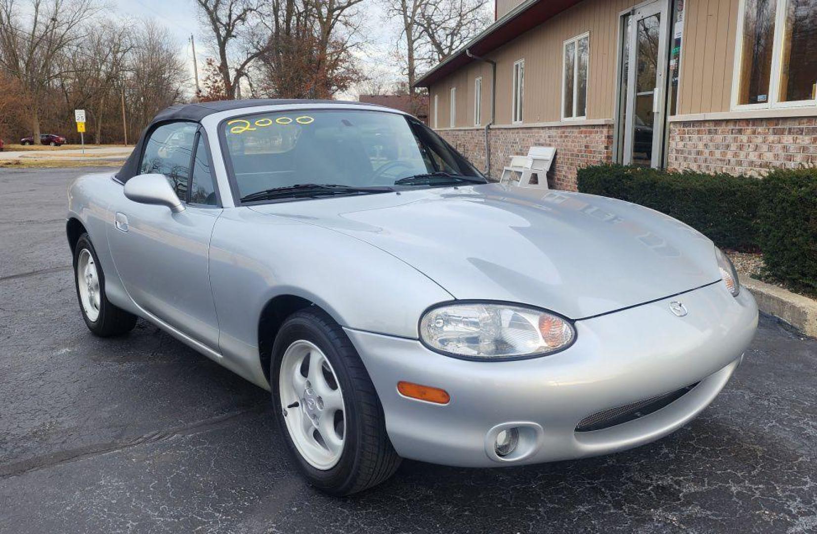 2000 SILVER MAZDA MX-5 MIATA BASE - RWD (JM1NB3535Y0) with an 1.8L engine, Automatic transmission, located at 101 S. Halleck St., DeMotte, 46310, (219) 987-2922, 41.202343, -87.198189 - Photo#1