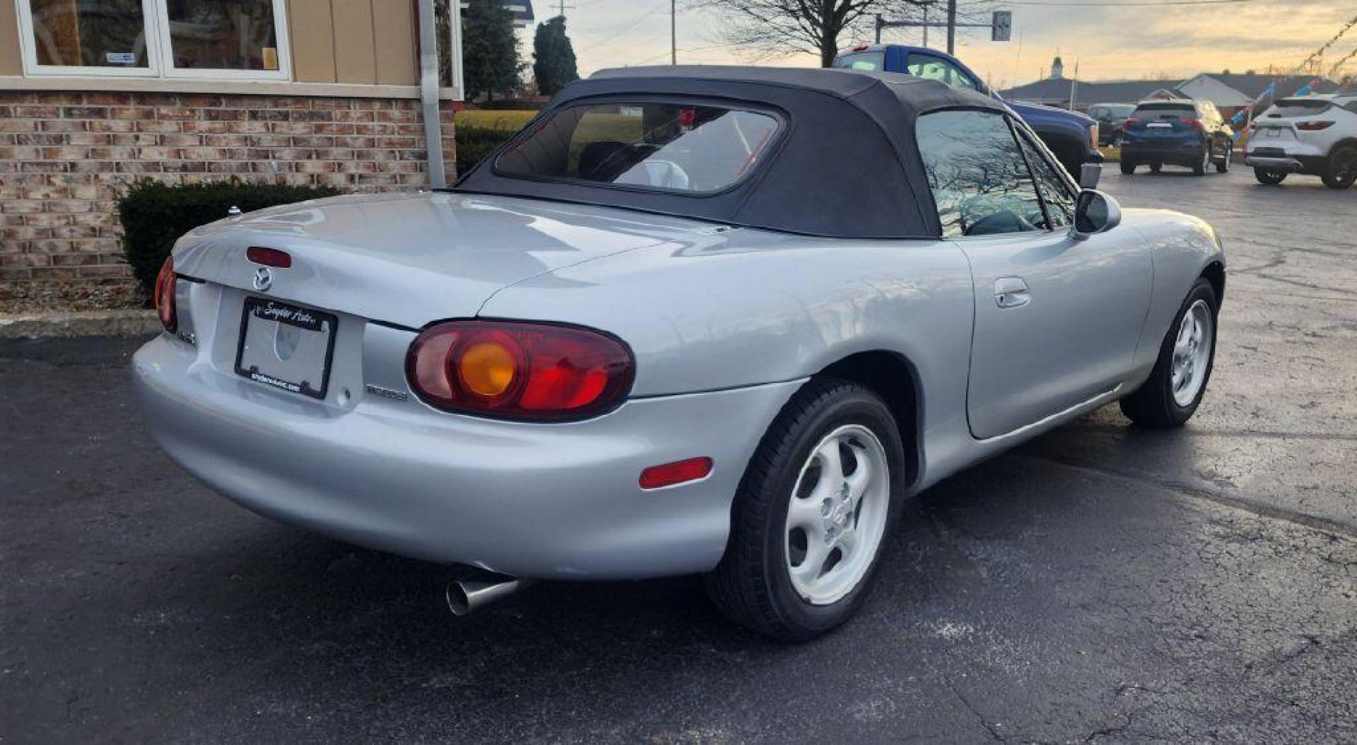 2000 SILVER MAZDA MX-5 MIATA BASE - RWD (JM1NB3535Y0) with an 1.8L engine, Automatic transmission, located at 101 S. Halleck St., DeMotte, 46310, (219) 987-2922, 41.202343, -87.198189 - Photo#2