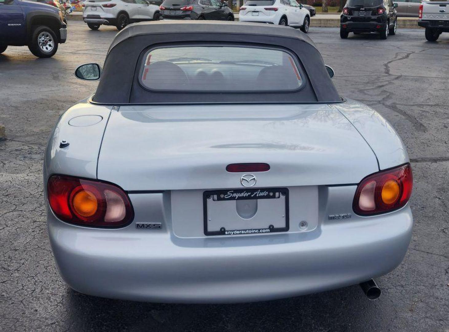 2000 SILVER MAZDA MX-5 MIATA BASE - RWD (JM1NB3535Y0) with an 1.8L engine, Automatic transmission, located at 101 S. Halleck St., DeMotte, 46310, (219) 987-2922, 41.202343, -87.198189 - Photo#3