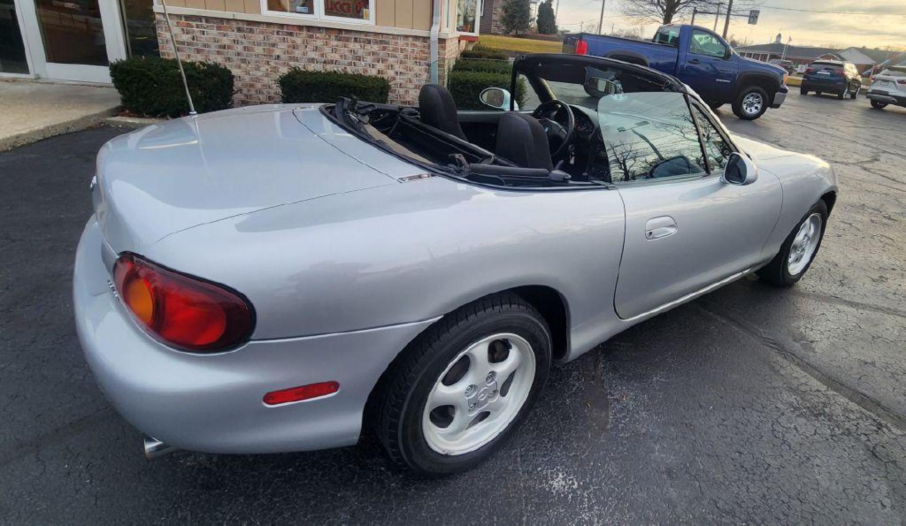 2000 SILVER MAZDA MX-5 MIATA BASE - RWD (JM1NB3535Y0) with an 1.8L engine, Automatic transmission, located at 101 S. Halleck St., DeMotte, 46310, (219) 987-2922, 41.202343, -87.198189 - Photo#4