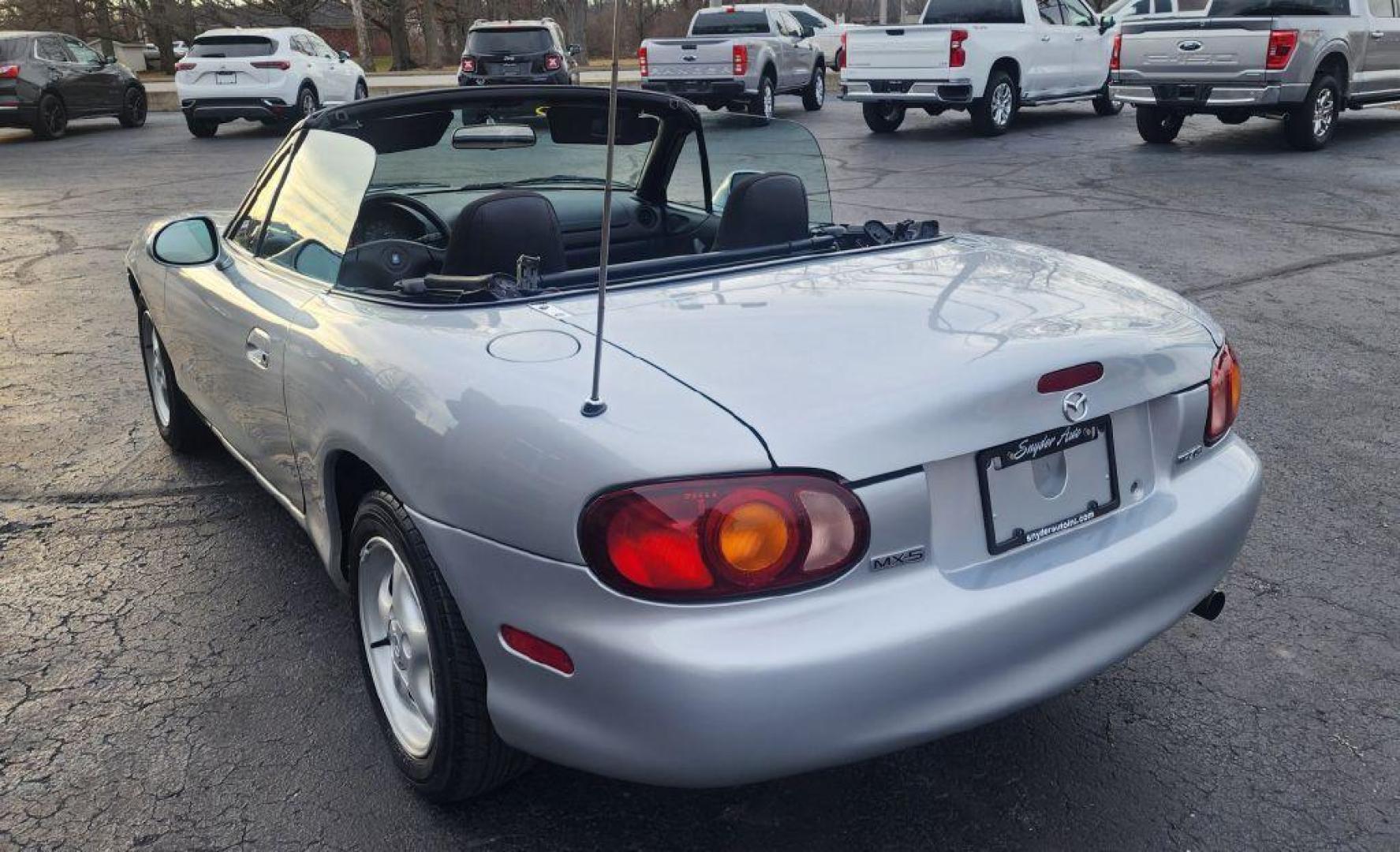 2000 SILVER MAZDA MX-5 MIATA BASE - RWD (JM1NB3535Y0) with an 1.8L engine, Automatic transmission, located at 101 S. Halleck St., DeMotte, 46310, (219) 987-2922, 41.202343, -87.198189 - Photo#5