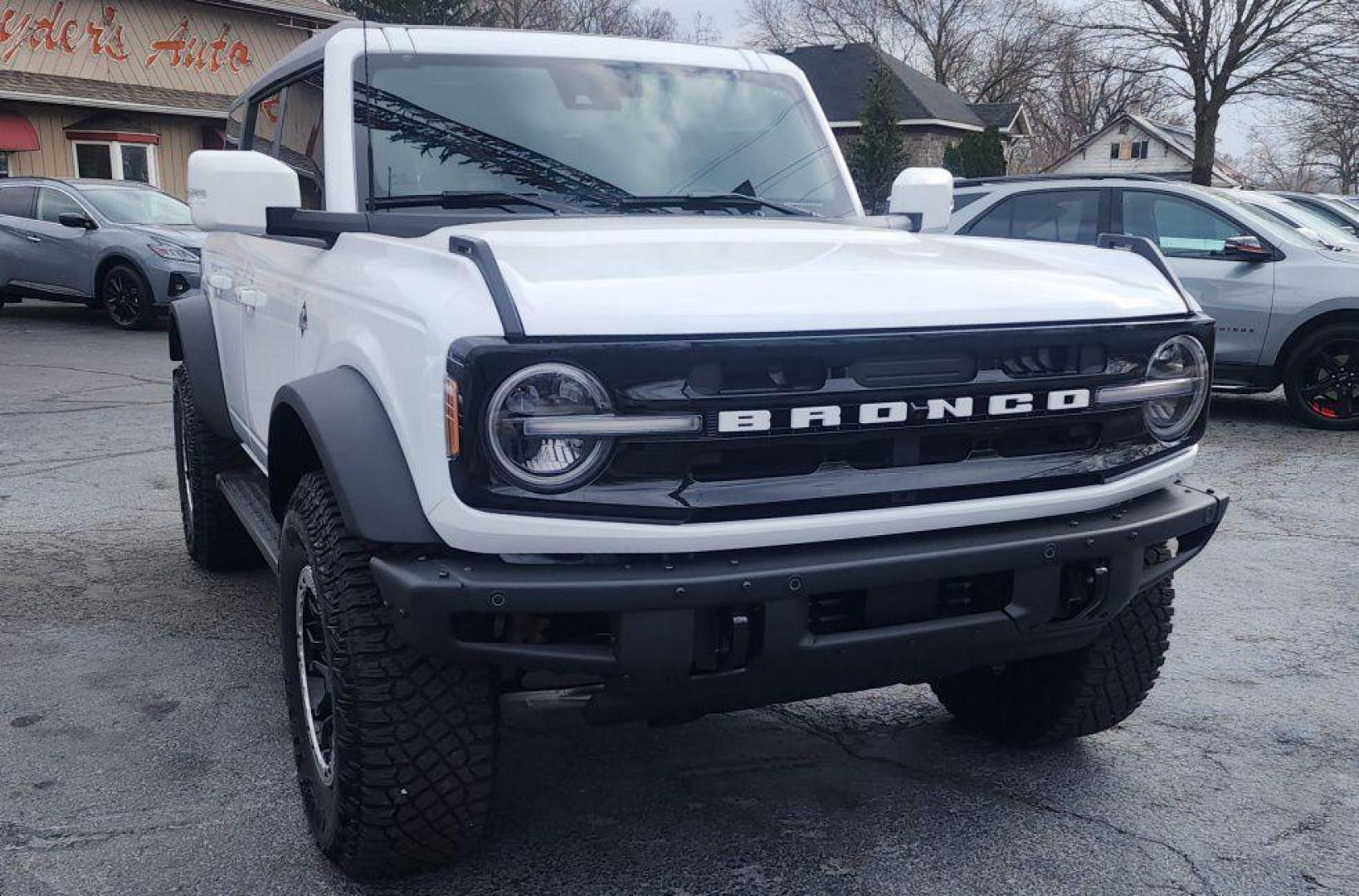 2023 WHITE FORD BRONCO OUTER BANKS ADV - AWD (1FMEE5DP6PL) with an 2.7L engine, Automatic transmission, located at 101 S. Halleck St., DeMotte, 46310, (219) 987-2922, 41.202343, -87.198189 - Photo#1