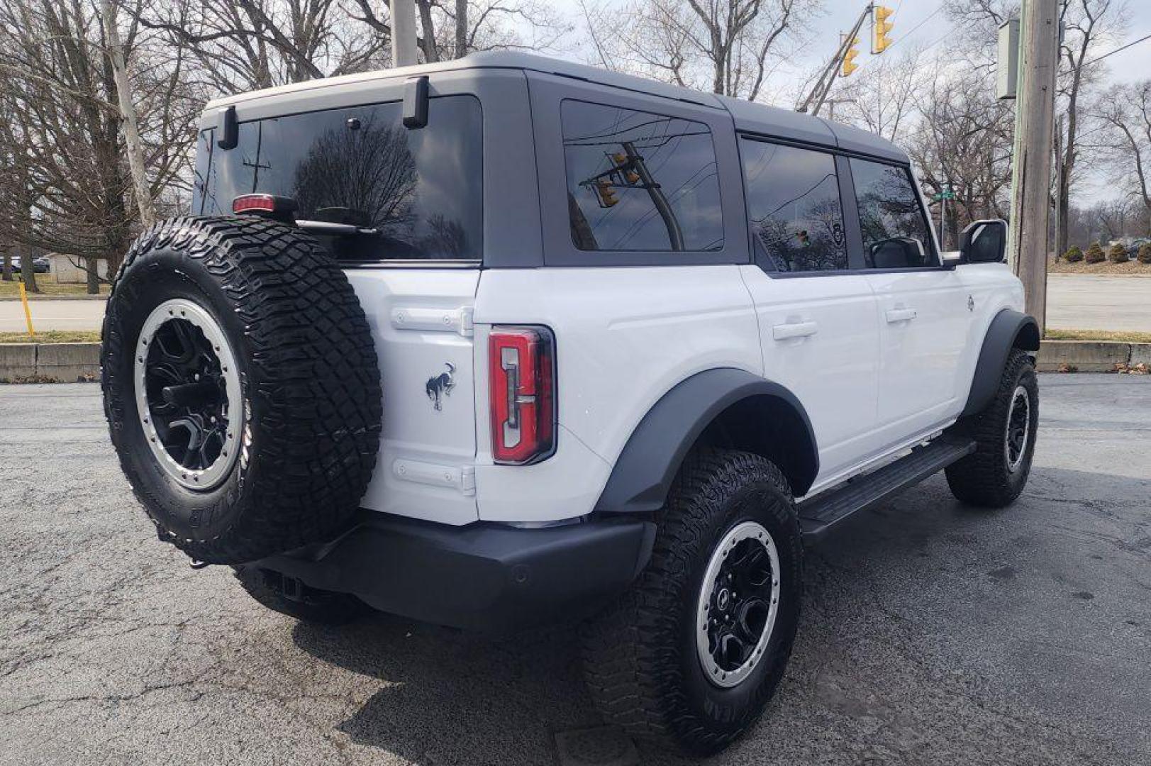 2023 WHITE FORD BRONCO OUTER BANKS ADV - AWD (1FMEE5DP6PL) with an 2.7L engine, Automatic transmission, located at 101 S. Halleck St., DeMotte, 46310, (219) 987-2922, 41.202343, -87.198189 - Photo#2