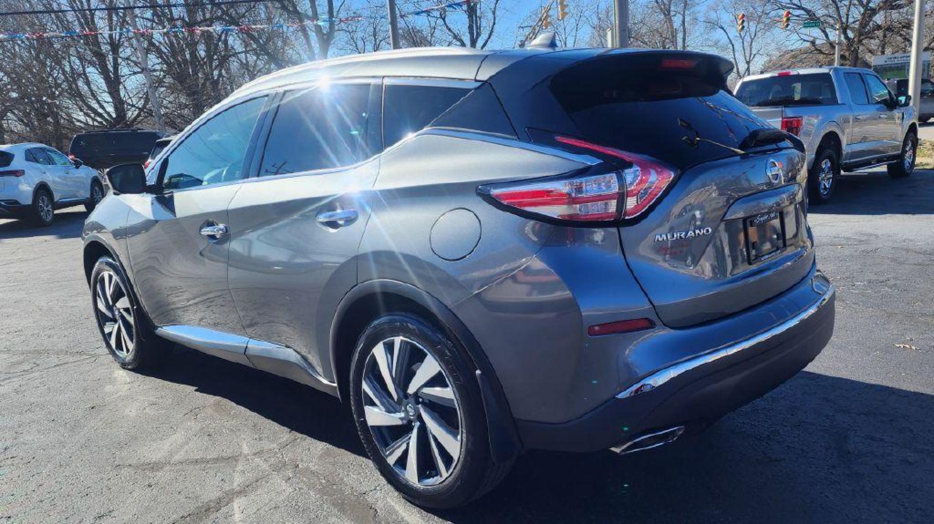 2017 GRAY NISSAN MURANO PLATINUM - AWD (5N1AZ2MH6HN) with an 3.5L engine, Continuously Variable transmission, located at 101 S. Halleck St., DeMotte, 46310, (219) 987-2922, 41.202343, -87.198189 - Photo#3