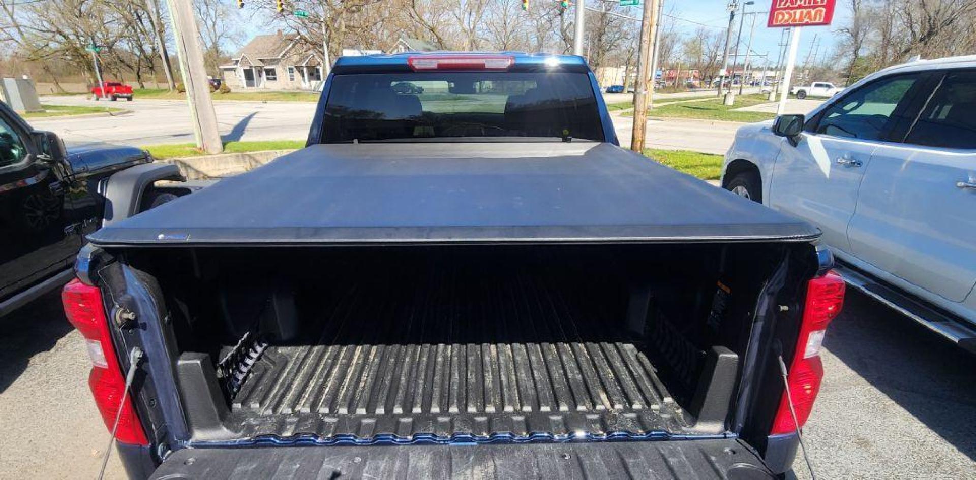 2022 BLUE CHEVROLET SILVERADO 1500 LT-L 4WD (1GCPDKEK0NZ) with an 2.7L engine, Automatic transmission, located at 101 S. Halleck St., DeMotte, 46310, (219) 987-2922, 41.202343, -87.198189 - Photo#12