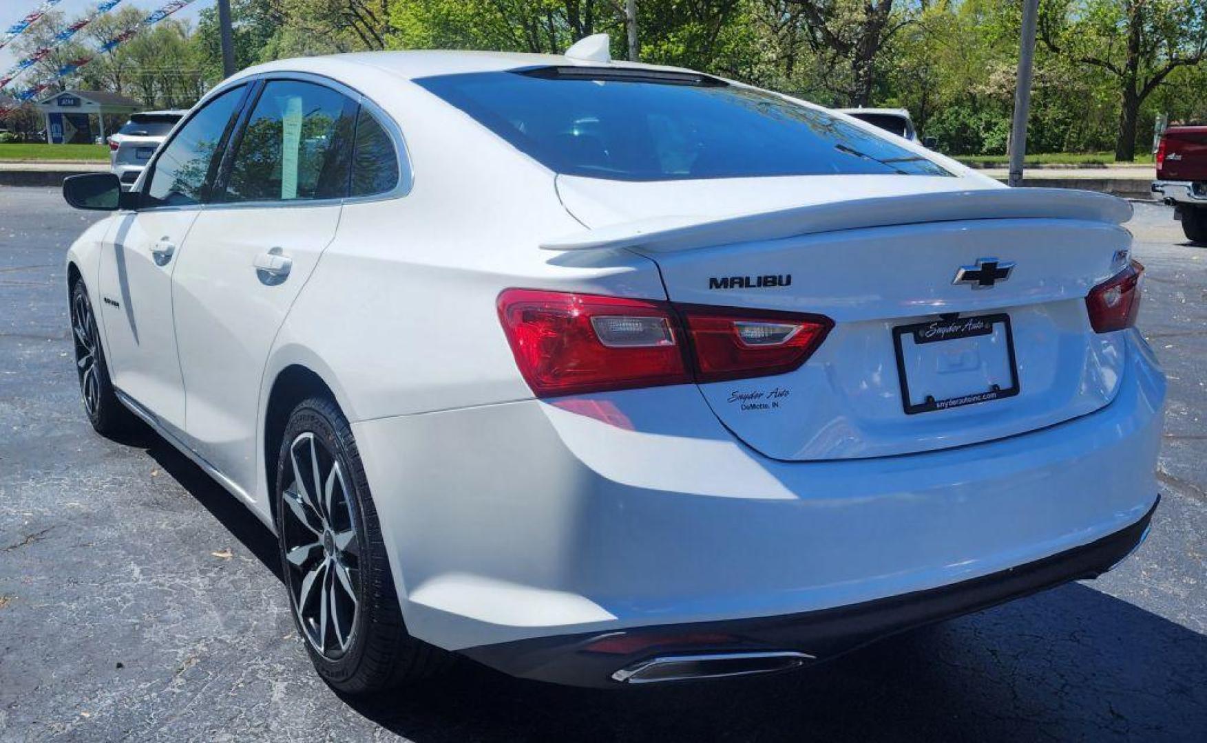 2021 WHITE CHEVROLET MALIBU RS - FWD (1G1ZG5ST5MF) with an 1.5L engine, Continuously Variable transmission, located at 101 S. Halleck St., DeMotte, 46310, (219) 987-2922, 41.202343, -87.198189 - Photo#3