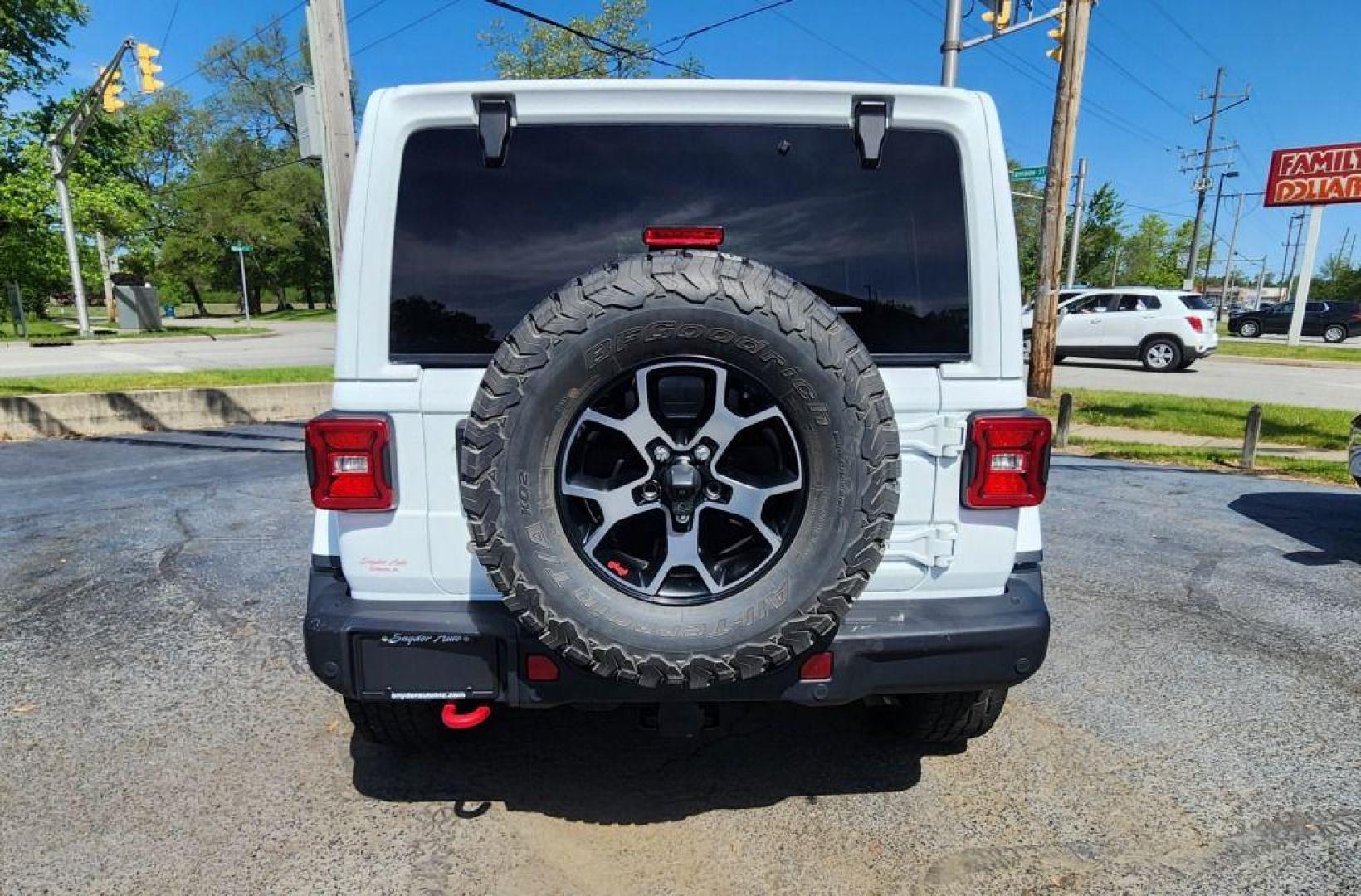 2018 WHITE JEEP WRANGLER UNLIMI RUBICON - 4WD (1C4HJXFGXJW) with an 3.6L engine, Automatic transmission, located at 101 S. Halleck St., DeMotte, 46310, (219) 987-2922, 41.202343, -87.198189 - Photo#4