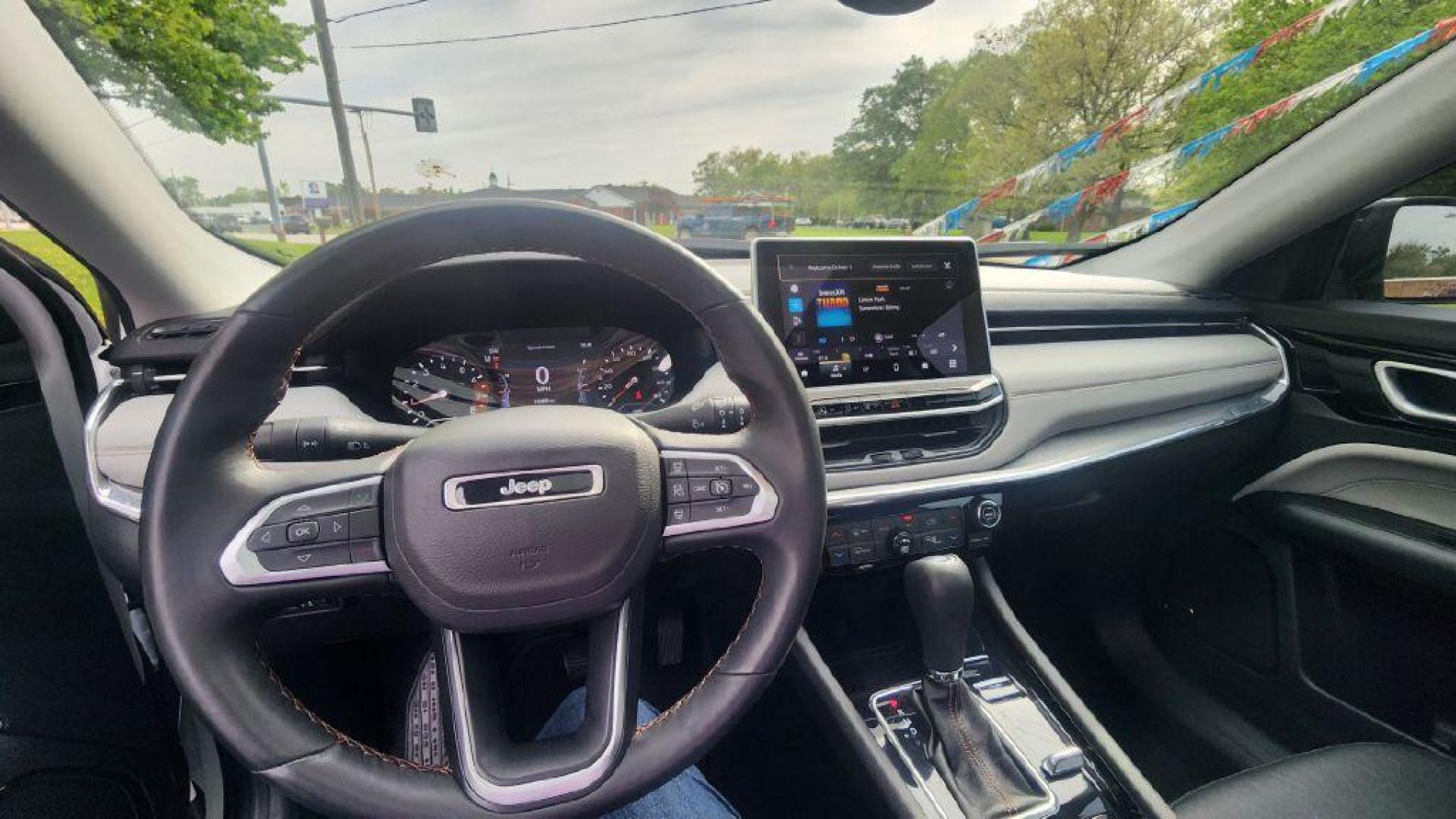 2022 WHITE JEEP COMPASS LIMITED - 4WD (3C4NJDCB3NT) with an 2.4L engine, Automatic transmission, located at 101 S. Halleck St., DeMotte, 46310, (219) 987-2922, 41.202343, -87.198189 - Photo#8