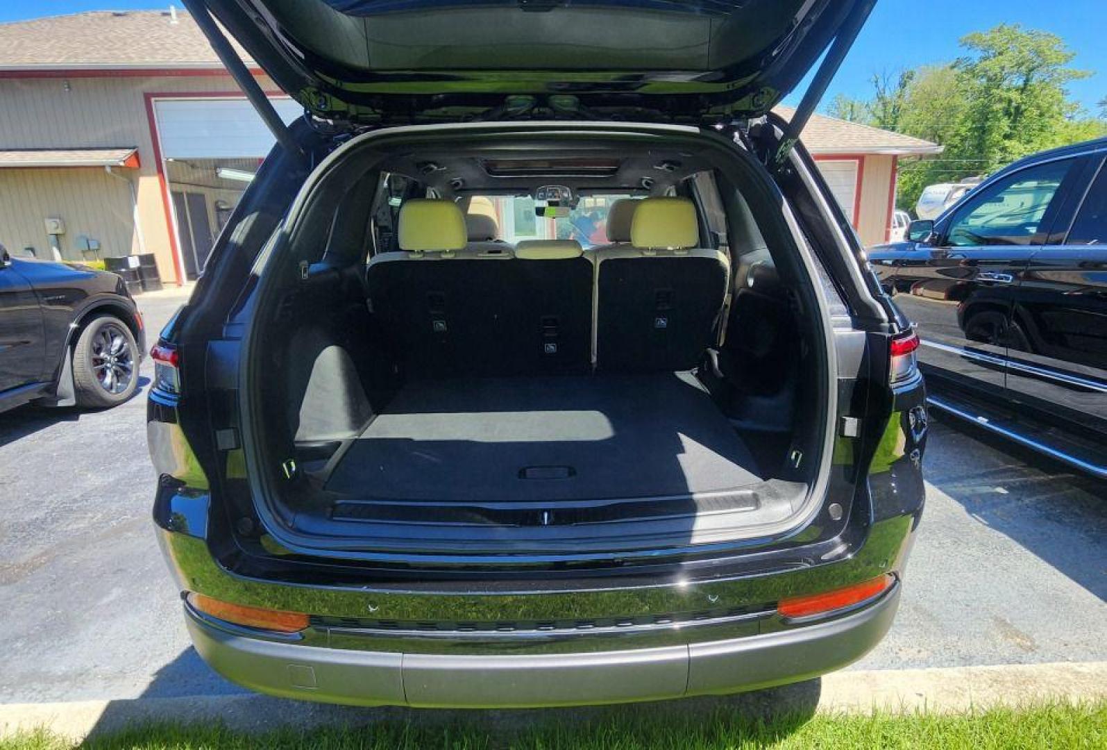 2023 BLACK JEEP GRAND CHEROKEE LIMITED - 4WD (1C4RJHBG9P8) with an 3.6L engine, Automatic transmission, located at 101 S. Halleck St., DeMotte, 46310, (219) 987-2922, 41.202343, -87.198189 - Photo#15