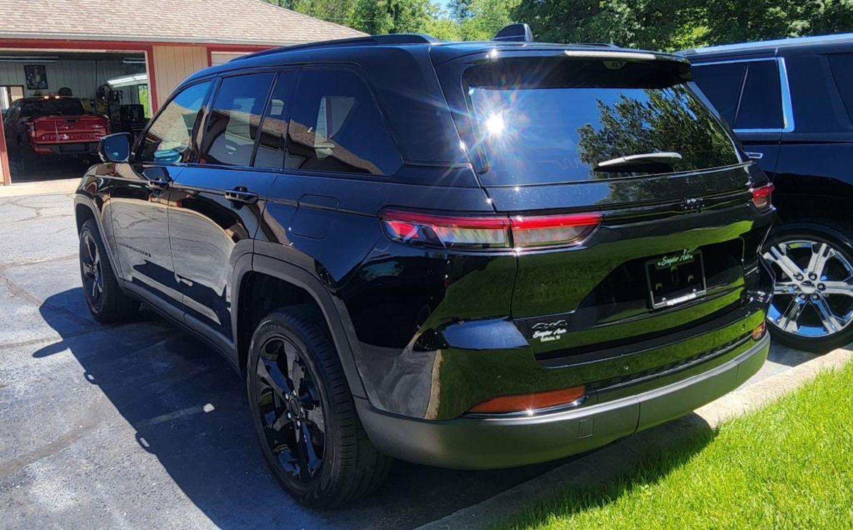 2023 BLACK JEEP GRAND CHEROKEE LIMITED - 4WD (1C4RJHBG9P8) with an 3.6L engine, Automatic transmission, located at 101 S. Halleck St., DeMotte, 46310, (219) 987-2922, 41.202343, -87.198189 - Photo#3