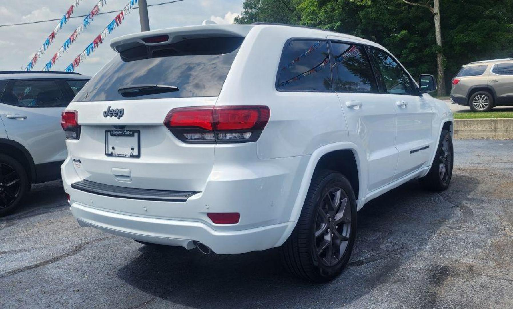 2021 WHITE JEEP GRAND CHEROKEE LIMITED - 4WD (1C4RJFBG7MC) with an 3.6L engine, Automatic transmission, located at 101 S. Halleck St., DeMotte, 46310, (219) 987-2922, 41.202343, -87.198189 - Photo#2