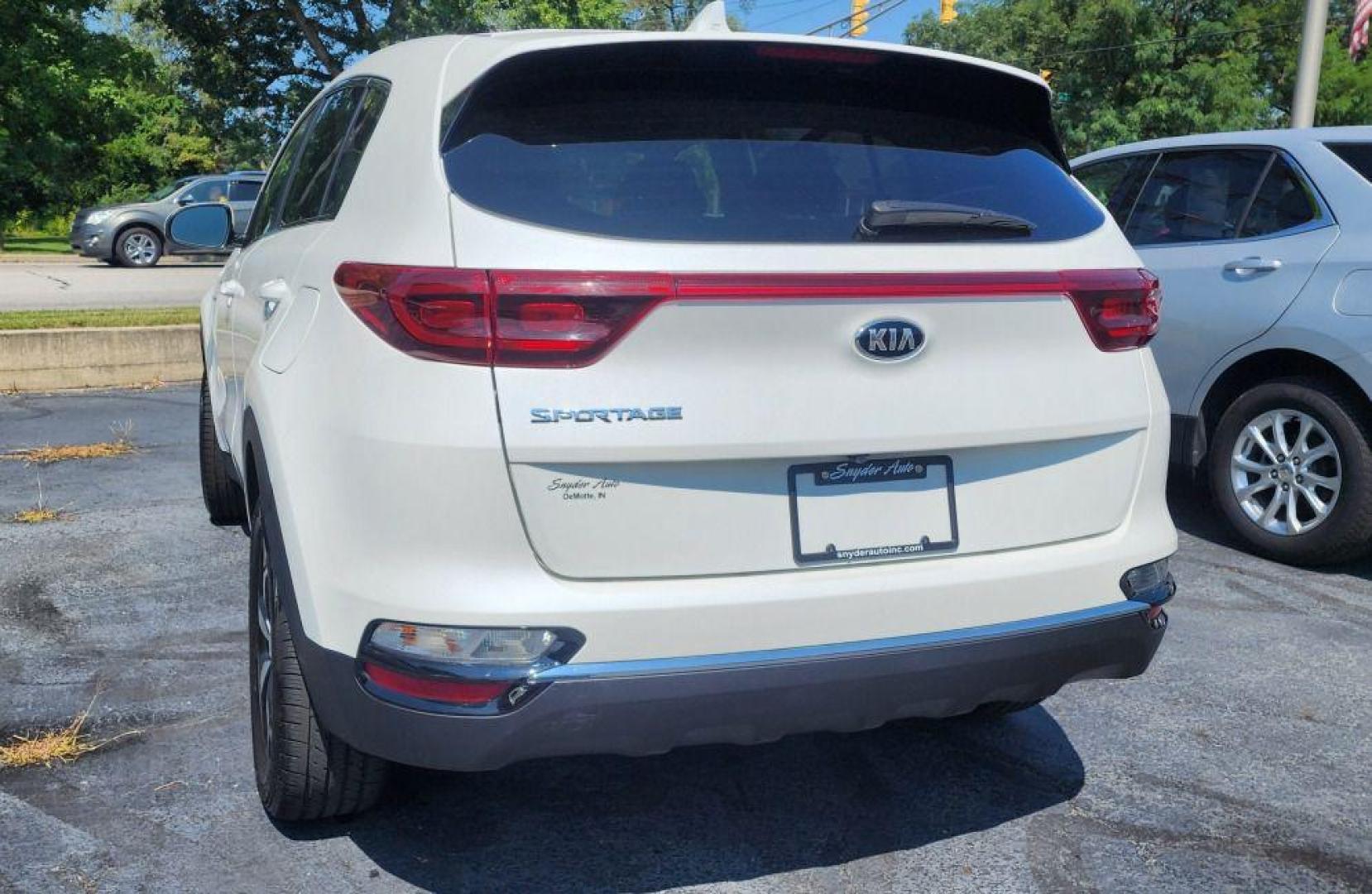 2022 WHITE KIA SPORTAGE LX - AWD (KNDPMCAC5N7) with an 2.4L engine, Automatic transmission, located at 101 S. Halleck St., DeMotte, 46310, (219) 987-2922, 41.202343, -87.198189 - Photo#3