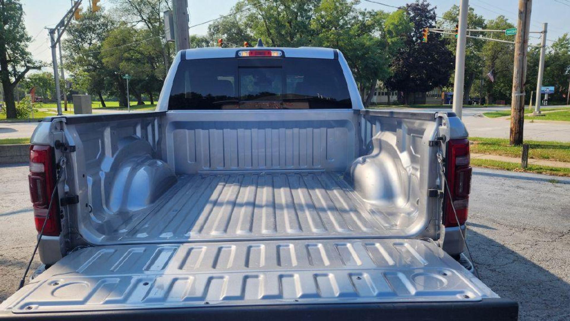 2022 SILVER RAM 1500 LARAMIE - 4WD (1C6SRFJT9NN) with an 5.7L engine, Automatic transmission, located at 101 S. Halleck St., DeMotte, 46310, (219) 987-2922, 41.202343, -87.198189 - Photo#4