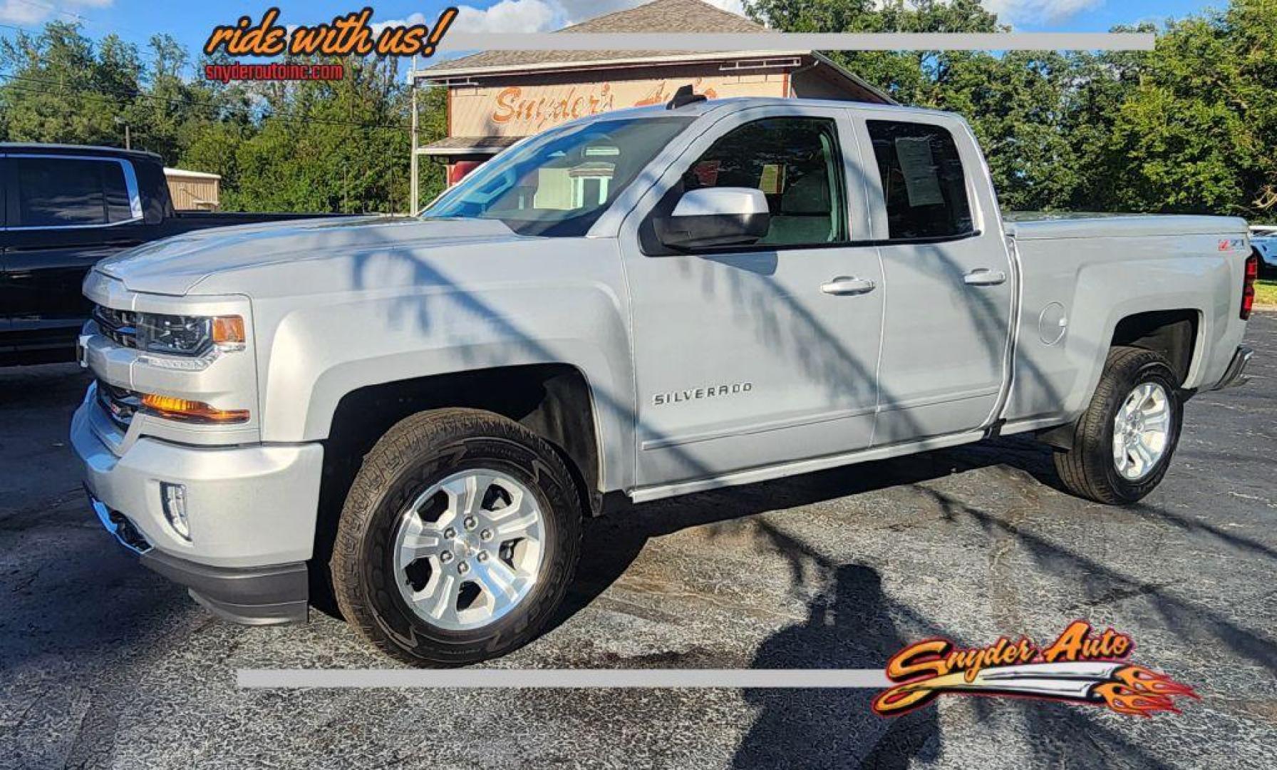 2017 SILVER CHEVROLET SILVERADO 1500 LT - 4WD (1GCVKREC1HZ) with an 5.3L engine, Automatic transmission, located at 101 S. Halleck St., DeMotte, 46310, (219) 987-2922, 41.202343, -87.198189 - Photo#0