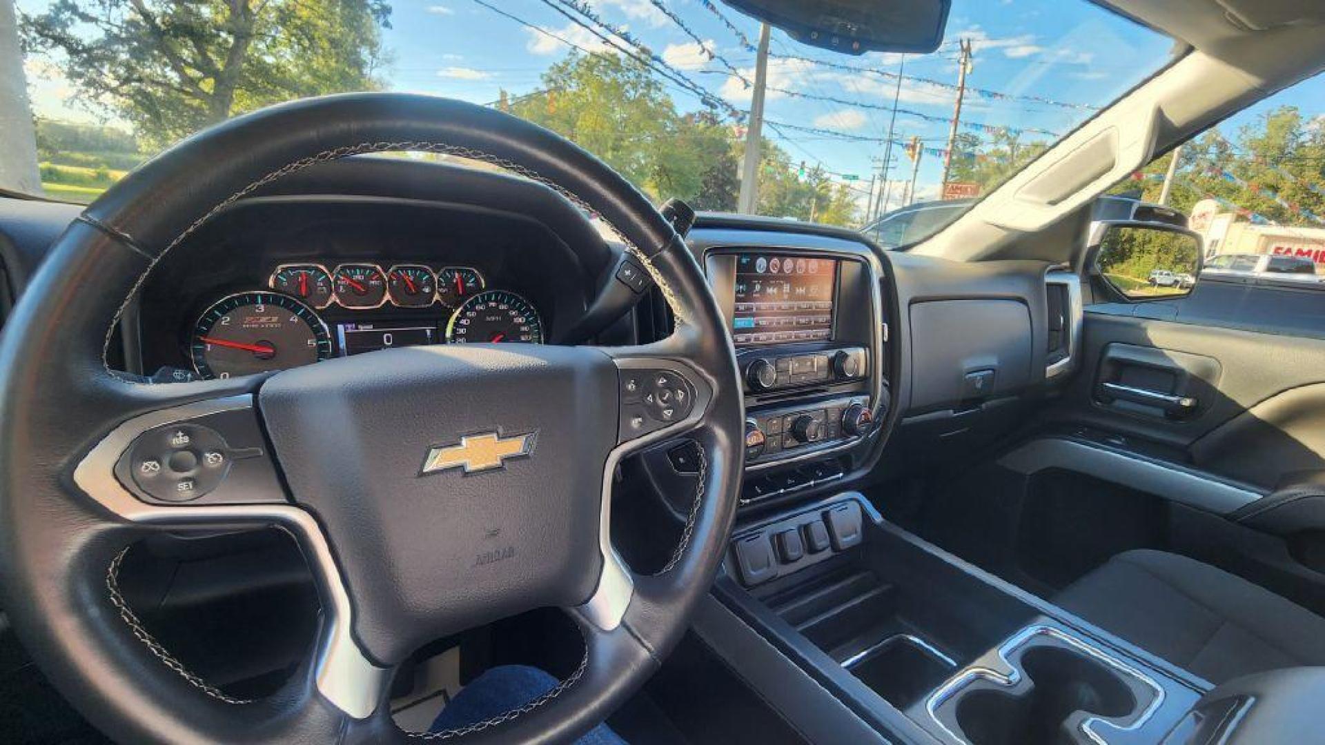 2017 SILVER CHEVROLET SILVERADO 1500 LT - 4WD (1GCVKREC1HZ) with an 5.3L engine, Automatic transmission, located at 101 S. Halleck St., DeMotte, 46310, (219) 987-2922, 41.202343, -87.198189 - Photo#10