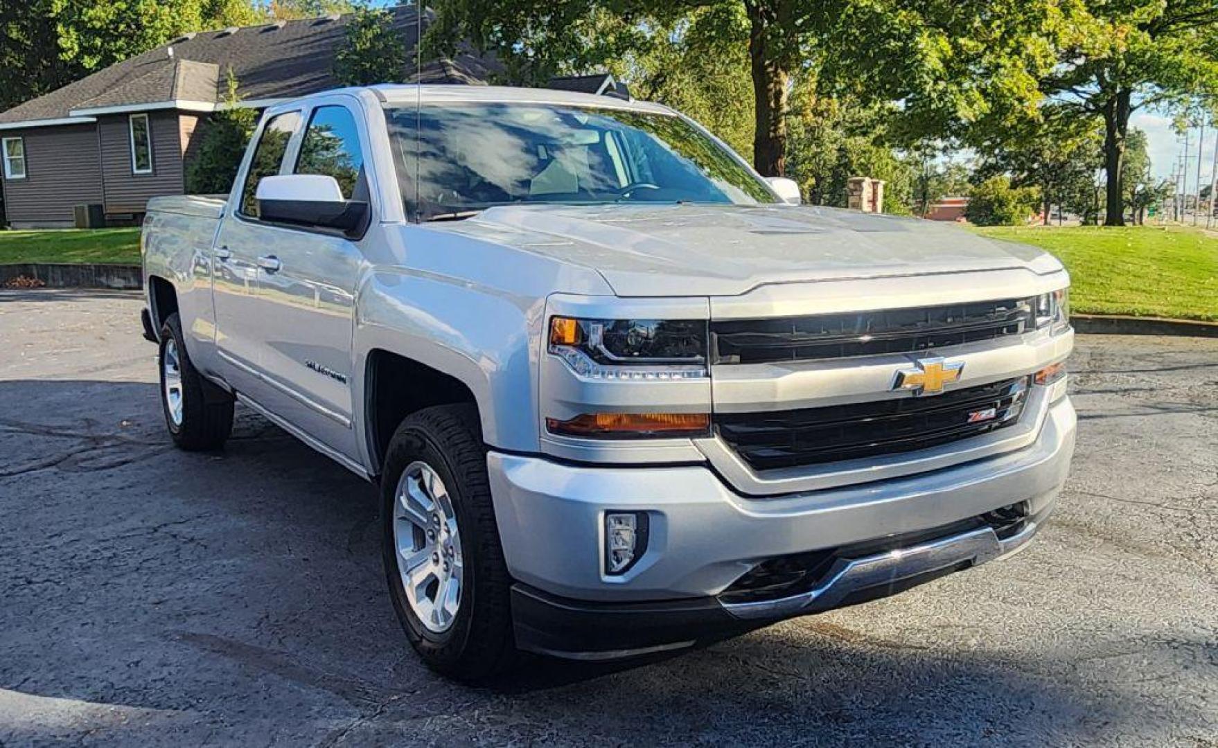 2017 SILVER CHEVROLET SILVERADO 1500 LT - 4WD (1GCVKREC1HZ) with an 5.3L engine, Automatic transmission, located at 101 S. Halleck St., DeMotte, 46310, (219) 987-2922, 41.202343, -87.198189 - Photo#1