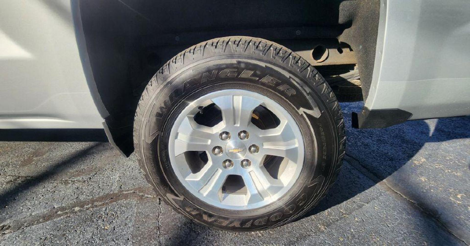 2017 SILVER CHEVROLET SILVERADO 1500 LT - 4WD (1GCVKREC1HZ) with an 5.3L engine, Automatic transmission, located at 101 S. Halleck St., DeMotte, 46310, (219) 987-2922, 41.202343, -87.198189 - Photo#21