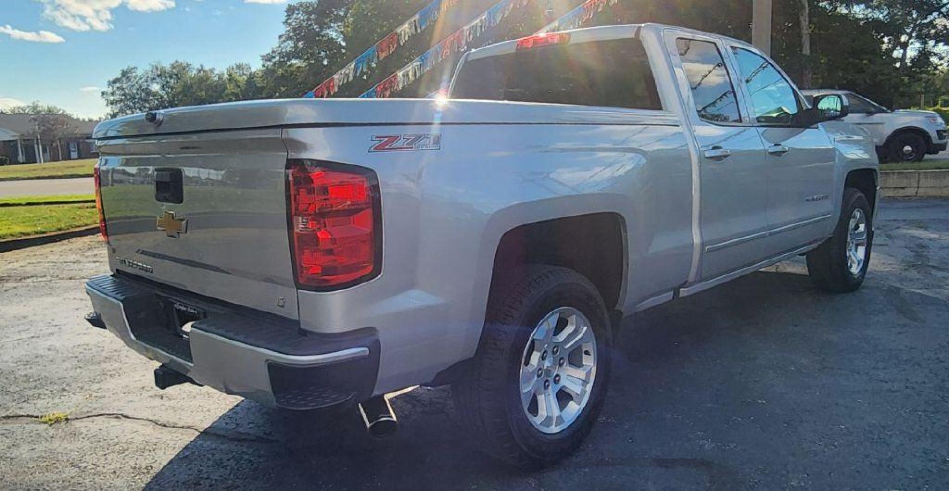 2017 SILVER CHEVROLET SILVERADO 1500 LT - 4WD (1GCVKREC1HZ) with an 5.3L engine, Automatic transmission, located at 101 S. Halleck St., DeMotte, 46310, (219) 987-2922, 41.202343, -87.198189 - Photo#2