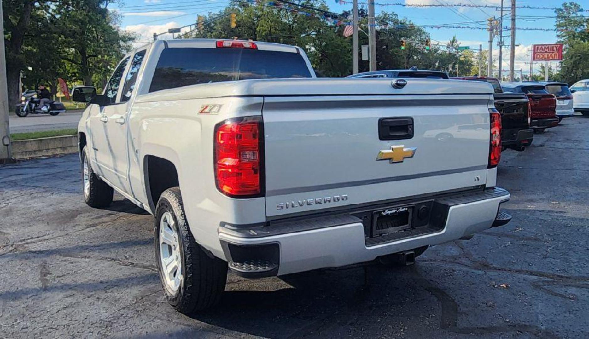 2017 SILVER CHEVROLET SILVERADO 1500 LT - 4WD (1GCVKREC1HZ) with an 5.3L engine, Automatic transmission, located at 101 S. Halleck St., DeMotte, 46310, (219) 987-2922, 41.202343, -87.198189 - Photo#3